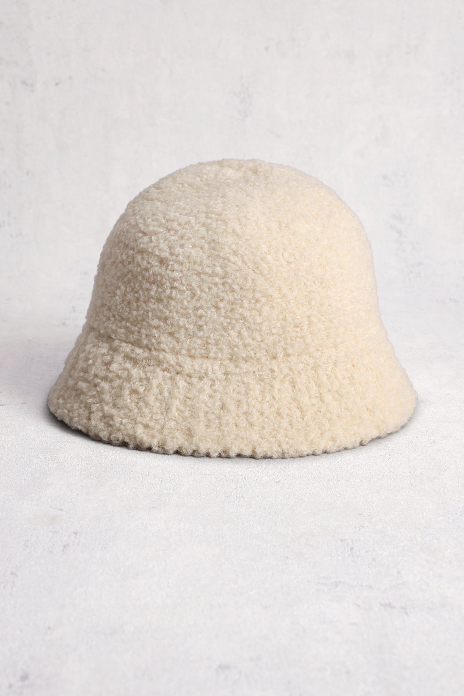 Le devant de Chapeau écru en teddy de Modeno pour Femmes