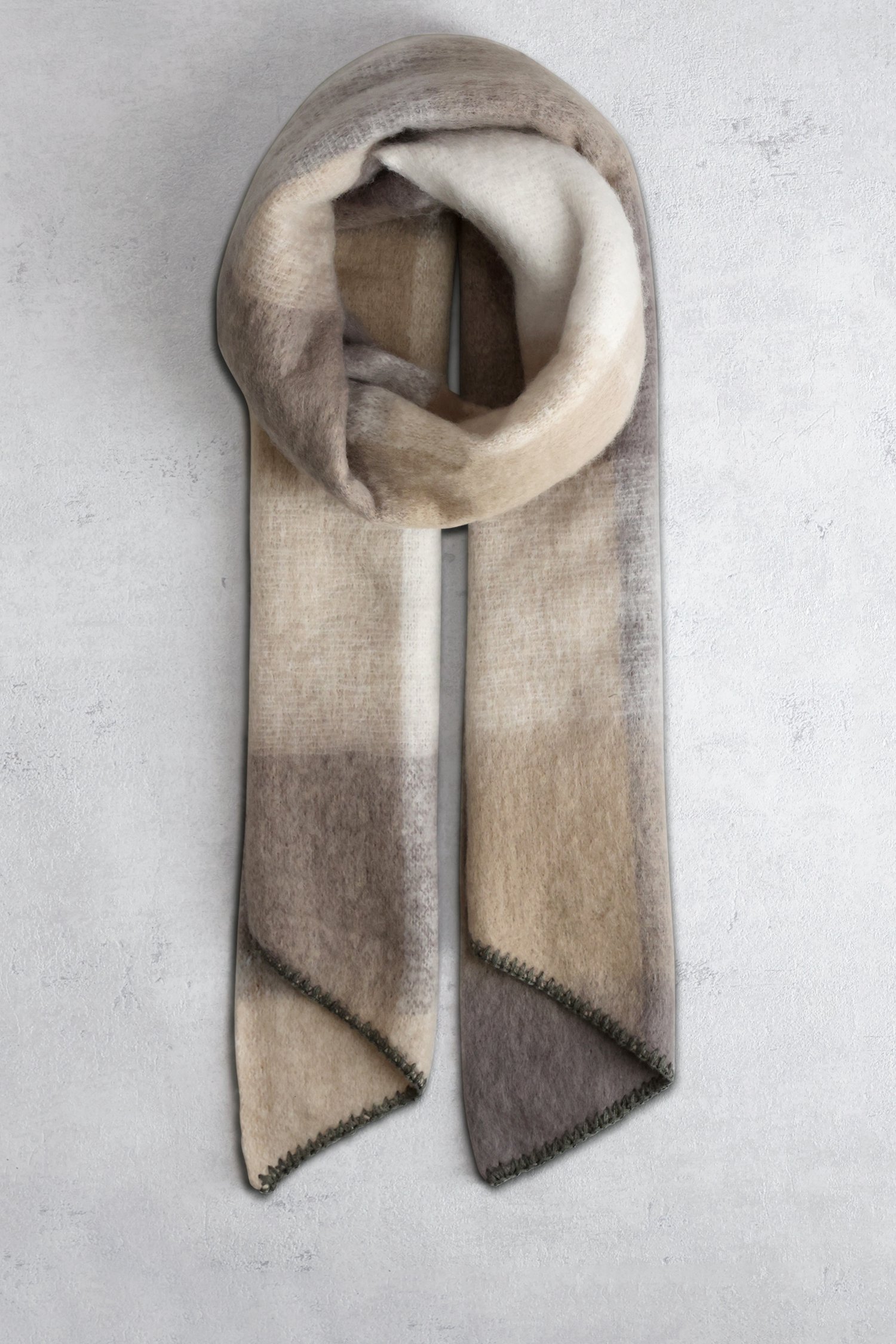 Le devant de Écharpe beige et grise avec motif rayé de Liberty Island pour Femmes