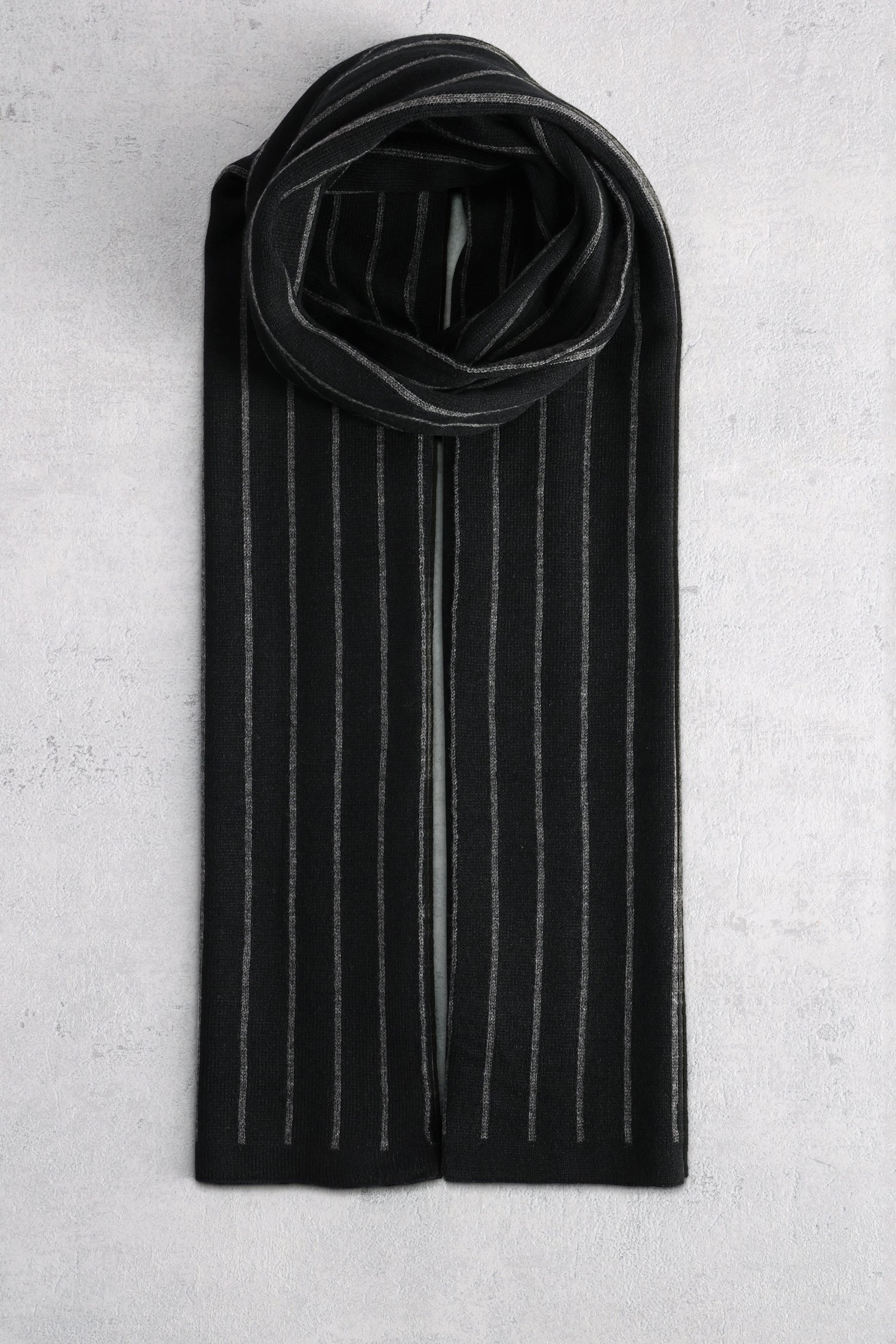 Le devant de Écharpe noire à motif rayé gris de Liberty Island pour Hommes