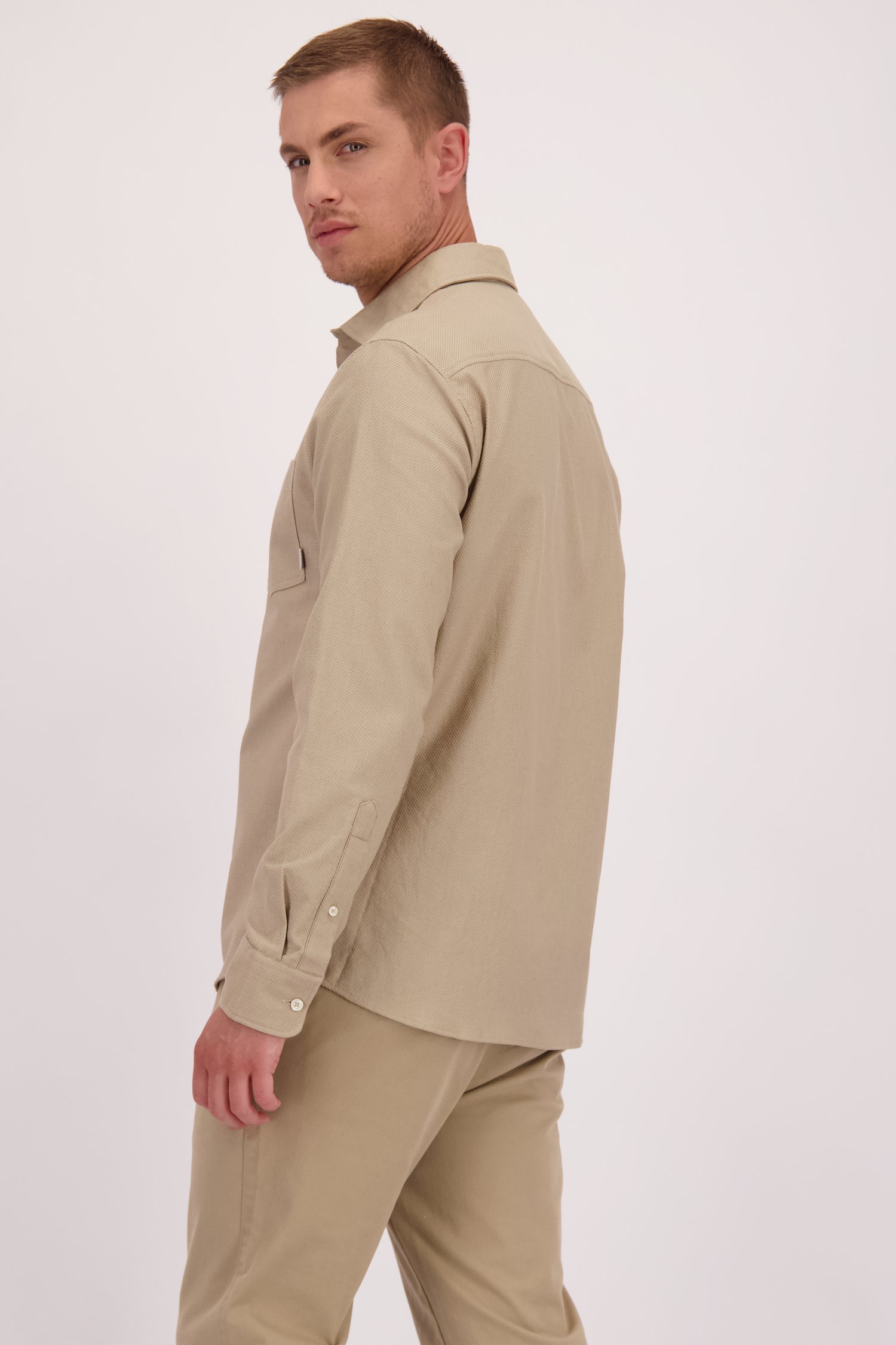 Le dos de Chemise beige à motif subtil de Casual Five pour Hommes