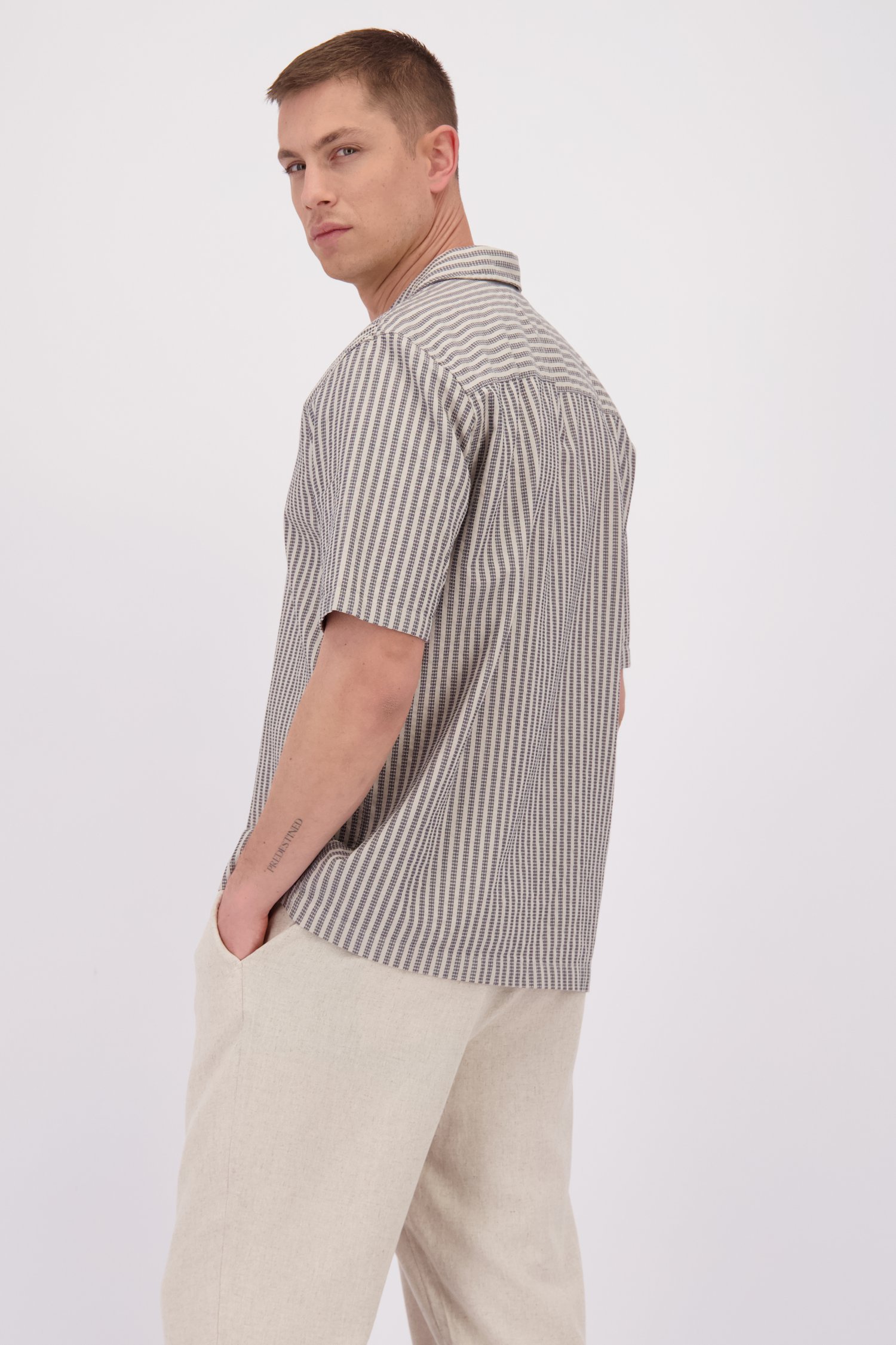 Le dos de Chemise beige avec tissu texturé gris de Only & Sons pour Hommes