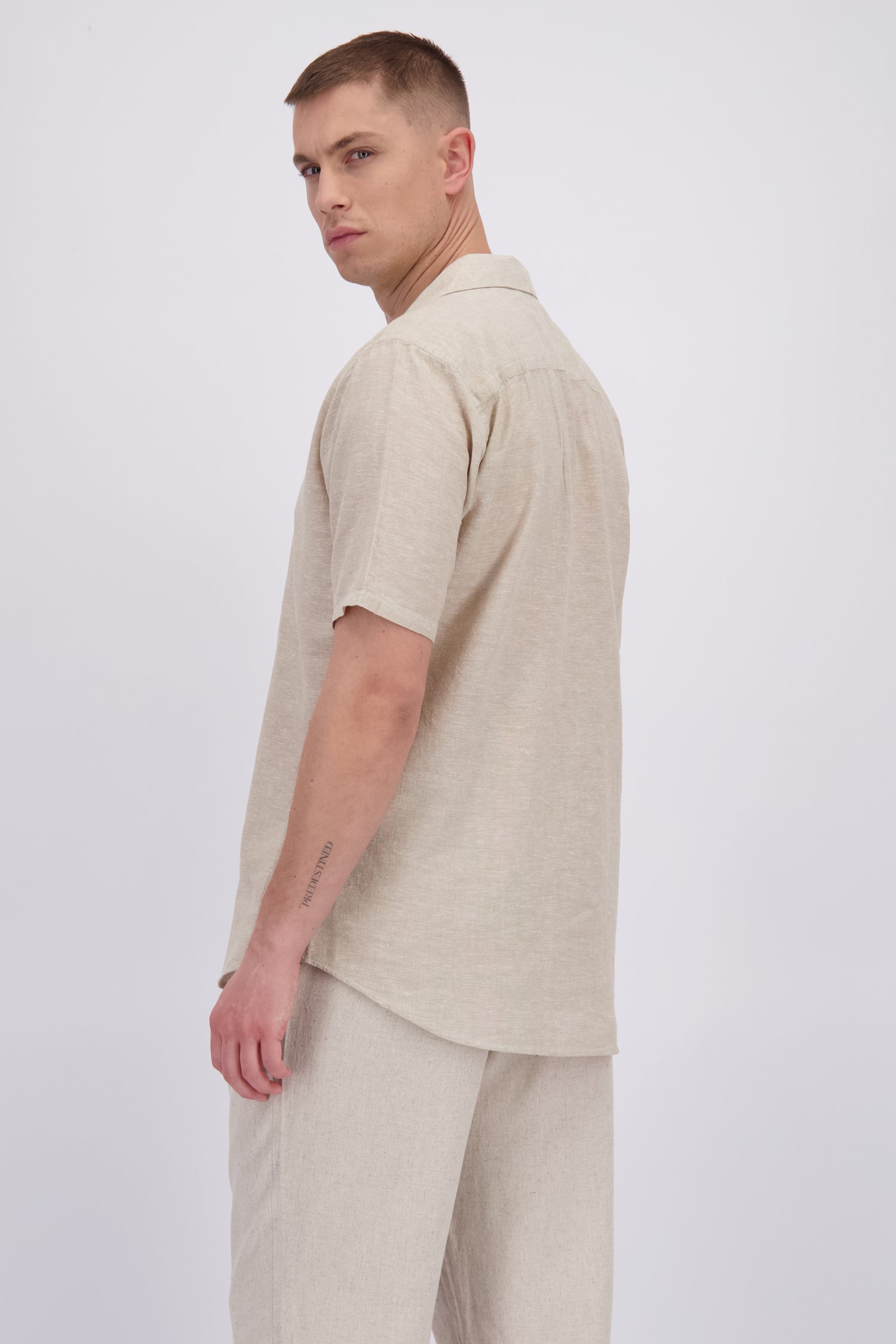 Le dos de Chemise beige clair en lin de Only & Sons pour Hommes