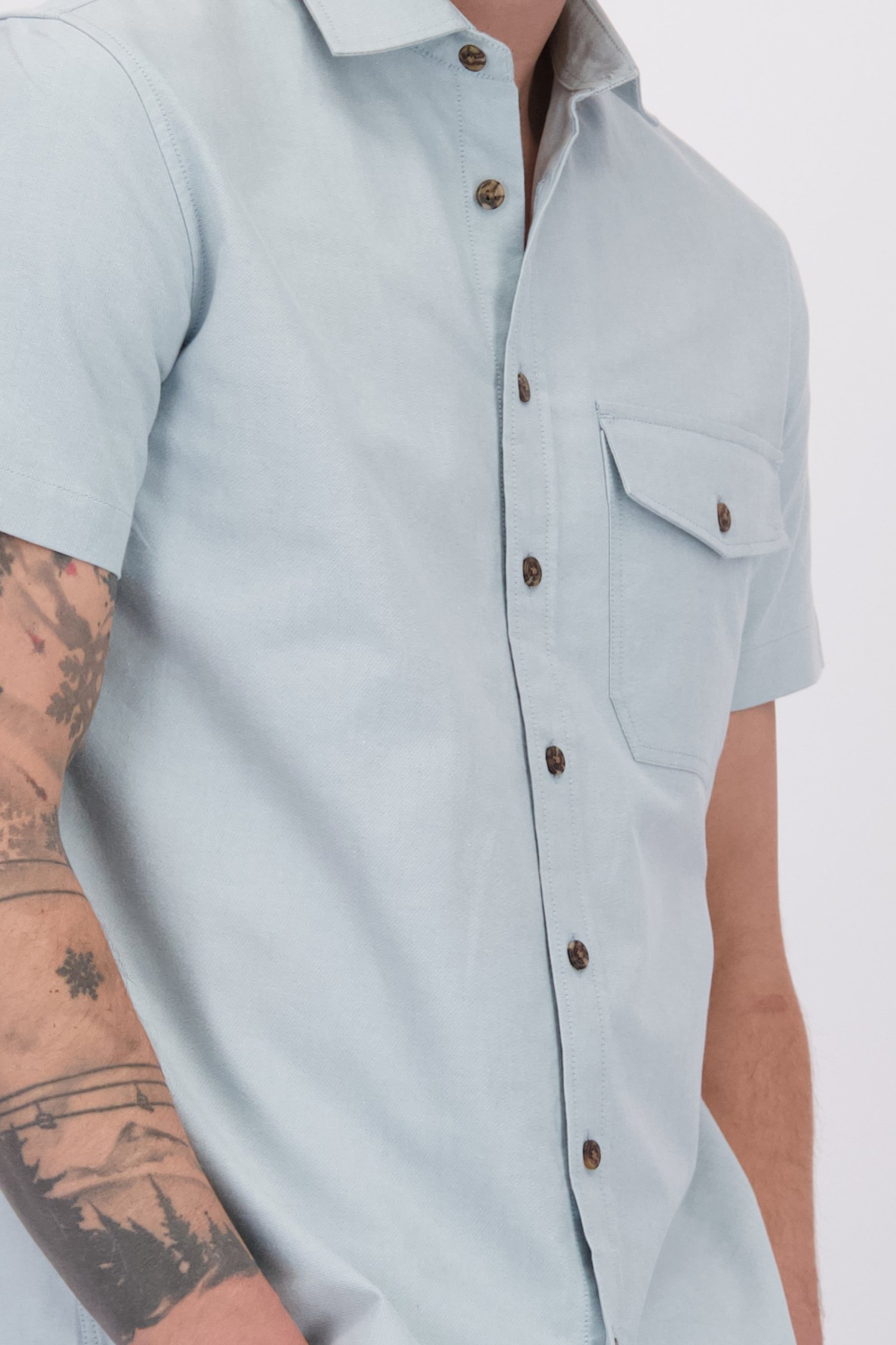 Détail de Chemise bleu clair à manches courtes de Ravøtt pour Hommes