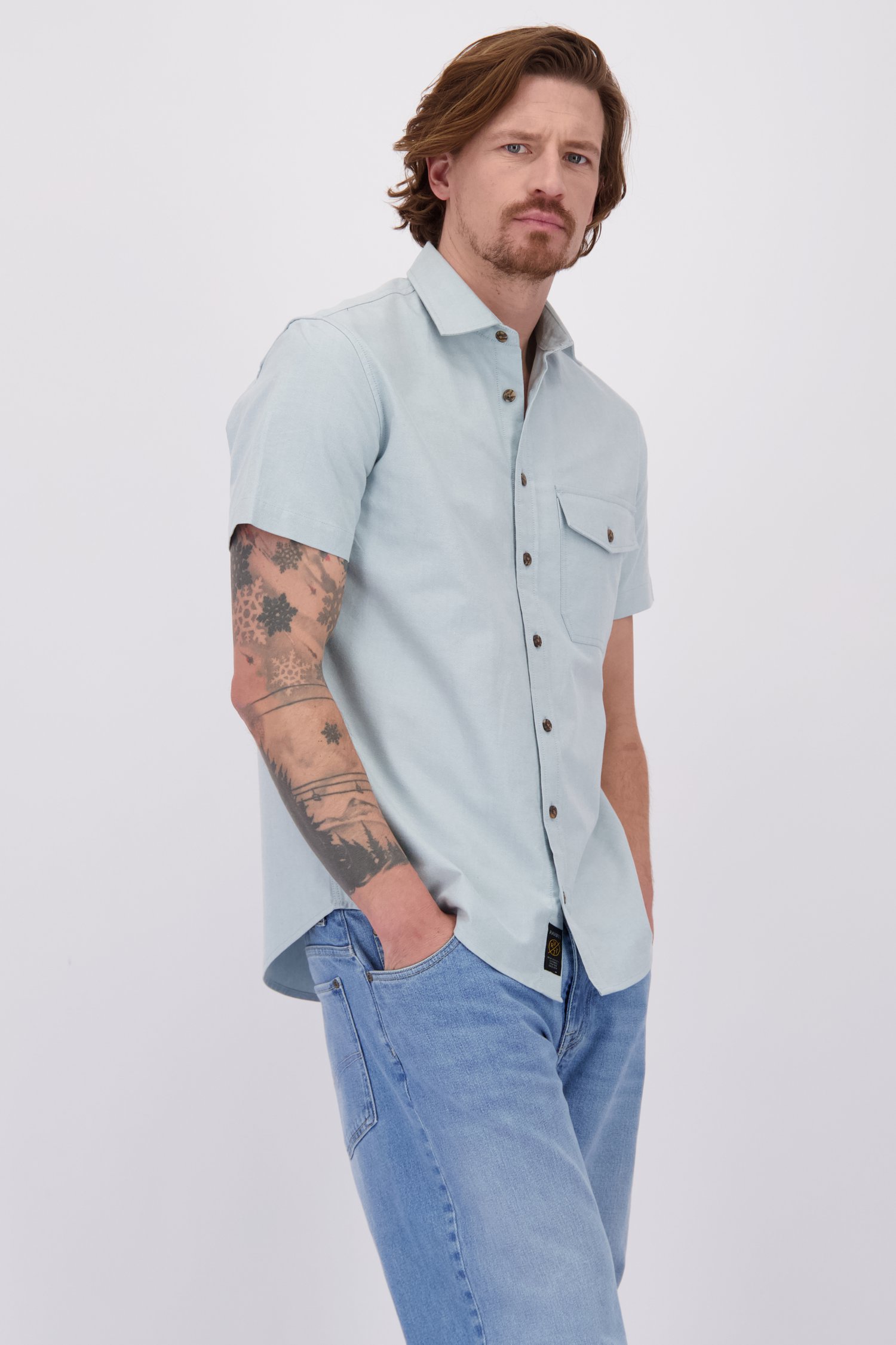 Le devant de Chemise bleu clair à manches courtes de Ravøtt pour Hommes