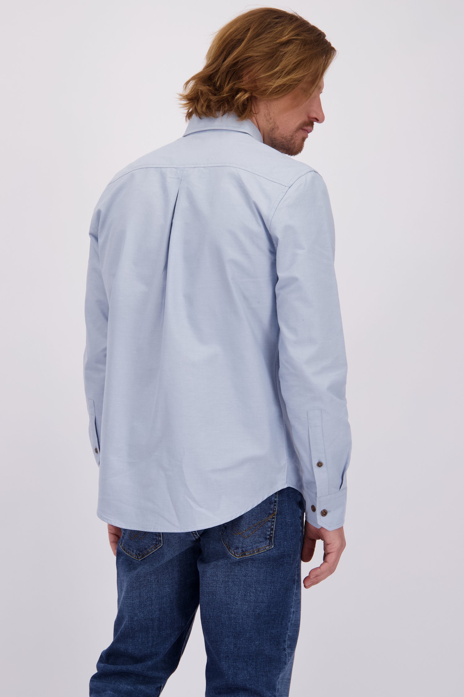Le dos de Chemise bleu clair de Ravøtt pour Hommes