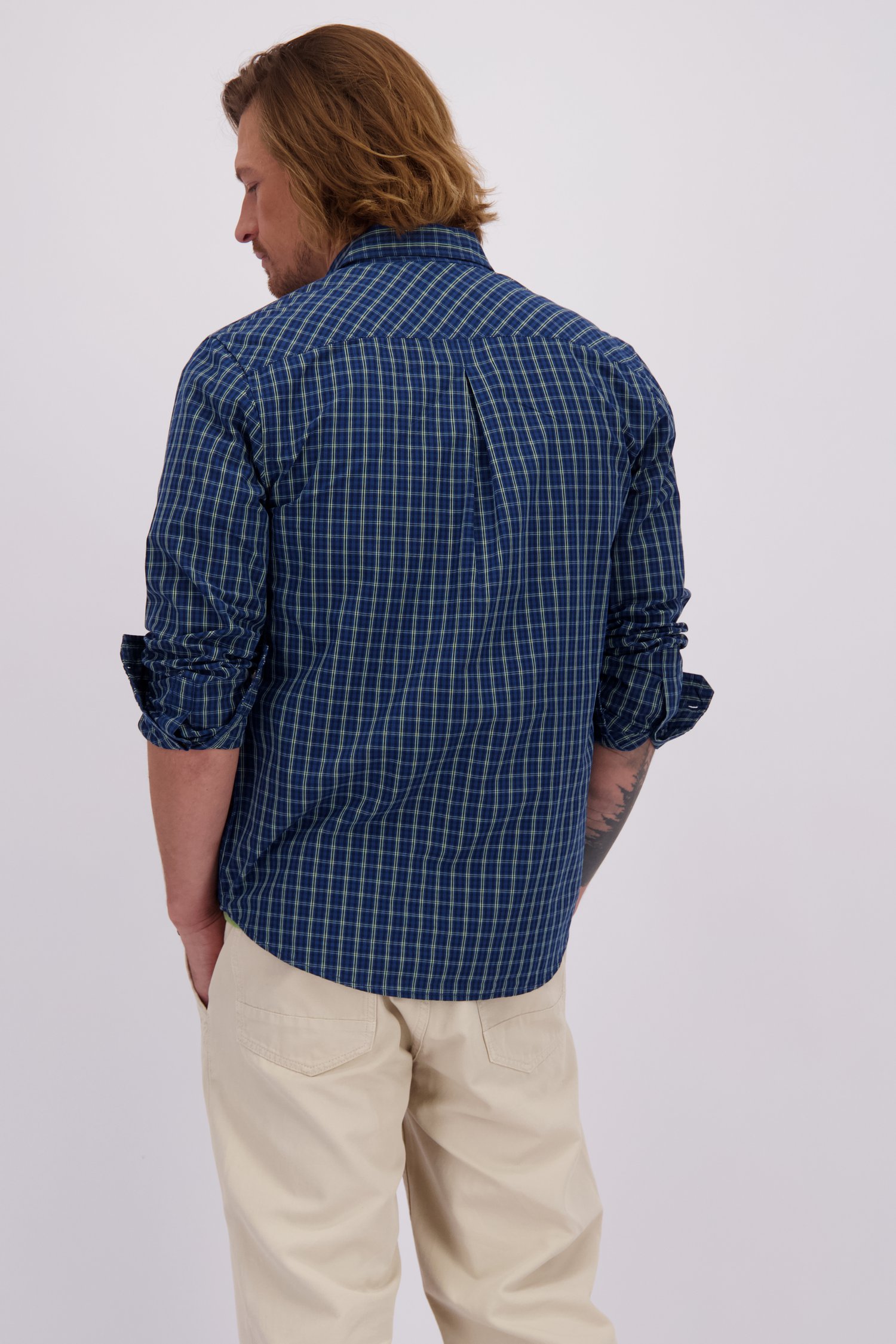 Le dos de Chemise bleu marine à carreaux de Ravøtt pour Hommes