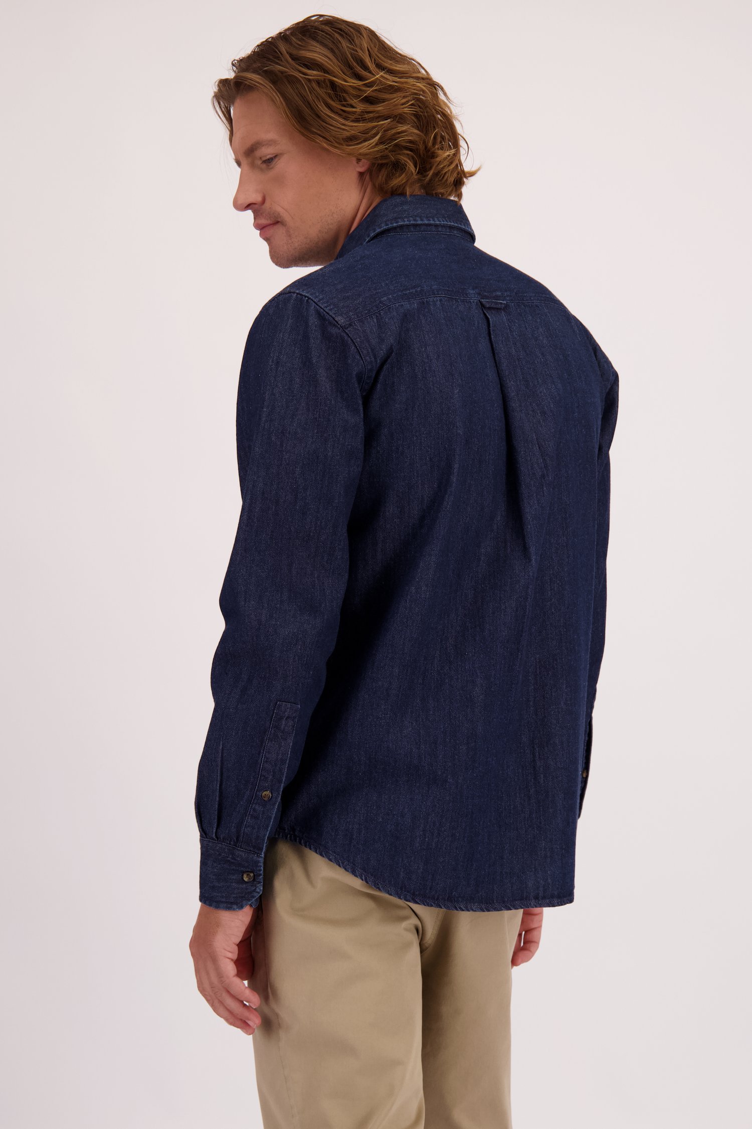 Le dos de Chemise en denim bleu foncé de Ravøtt pour Hommes