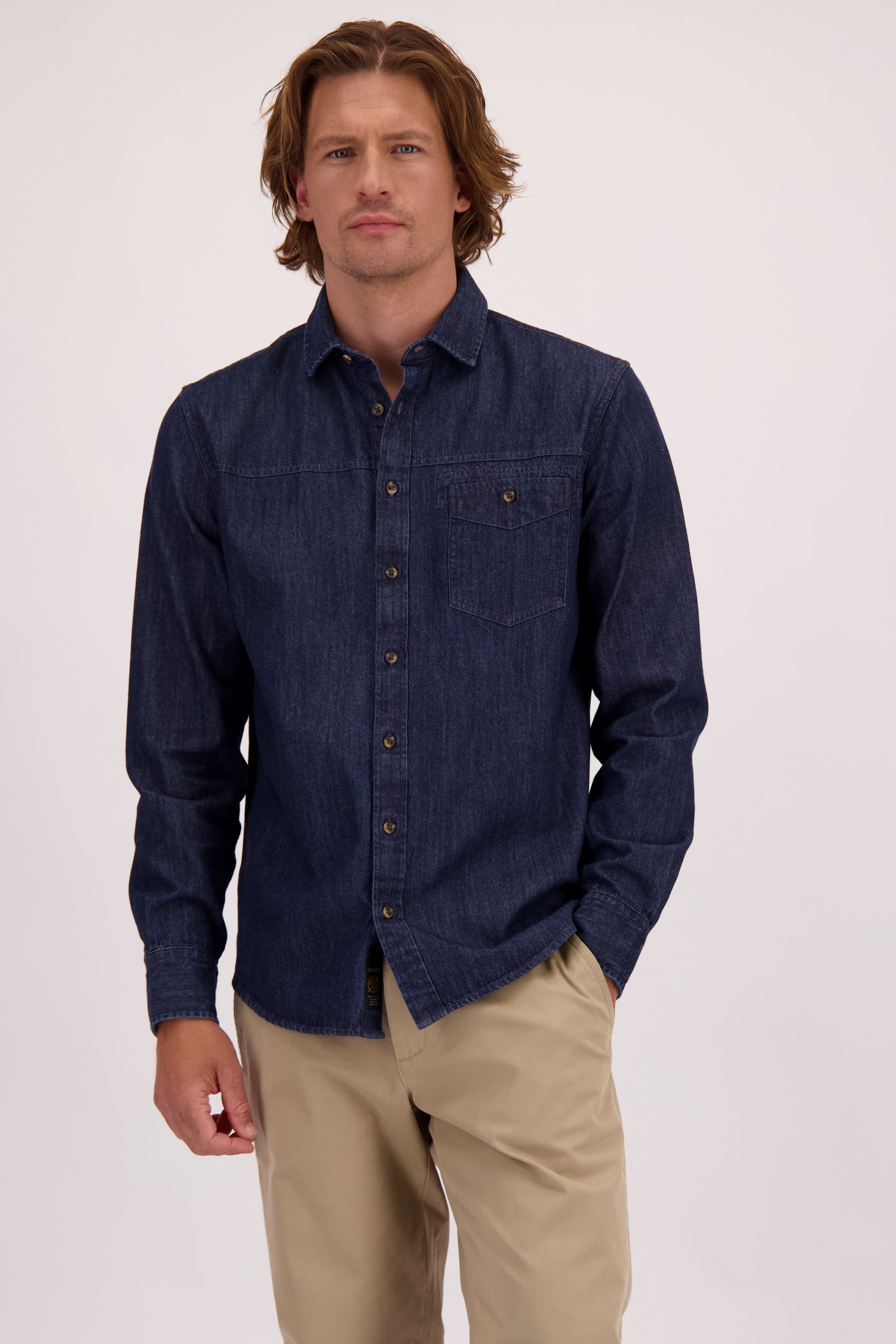 Le devant de Chemise en denim bleu foncé de Ravøtt pour Hommes