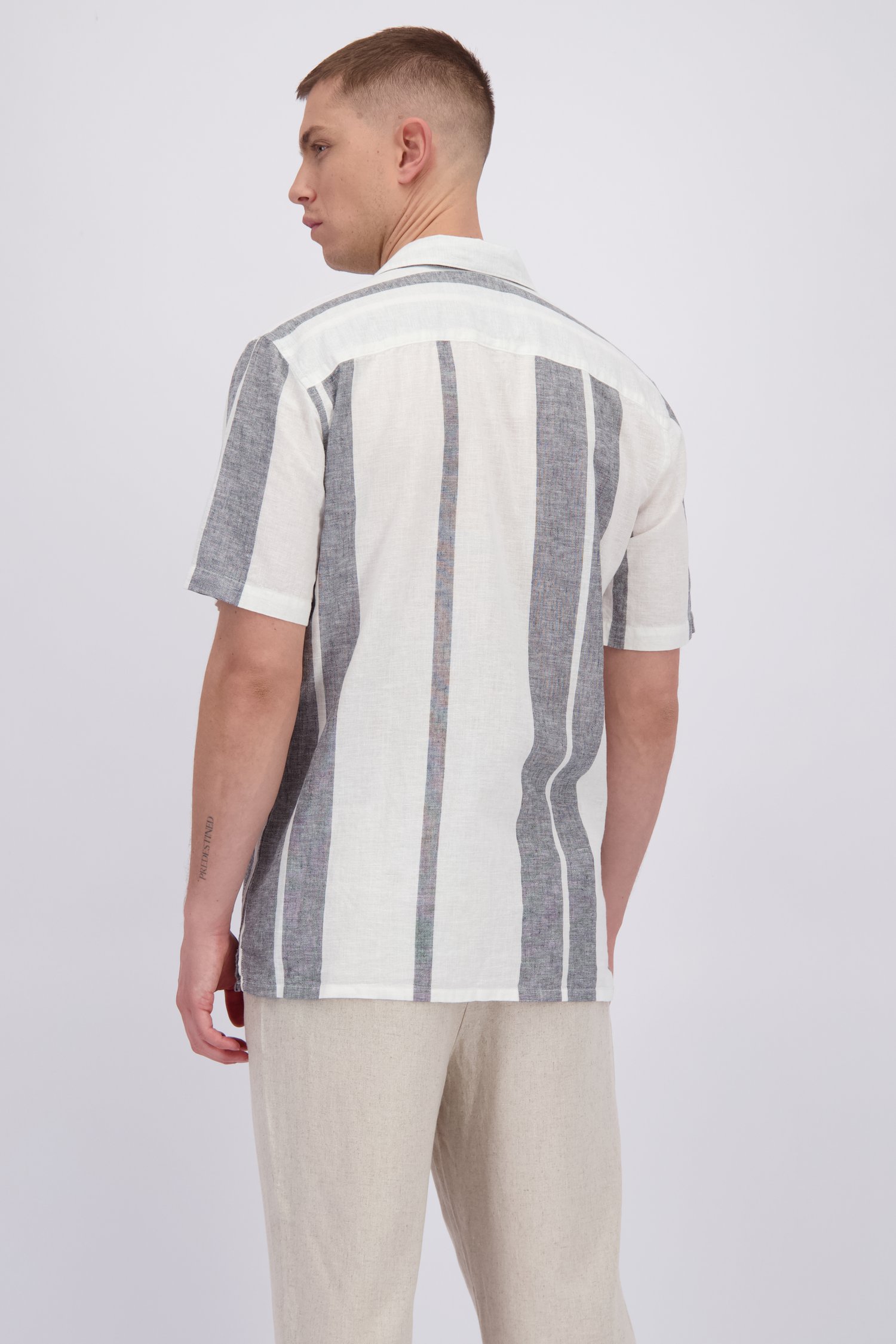 Le dos de Chemise en lin rayée blanc de Only & Sons pour Hommes