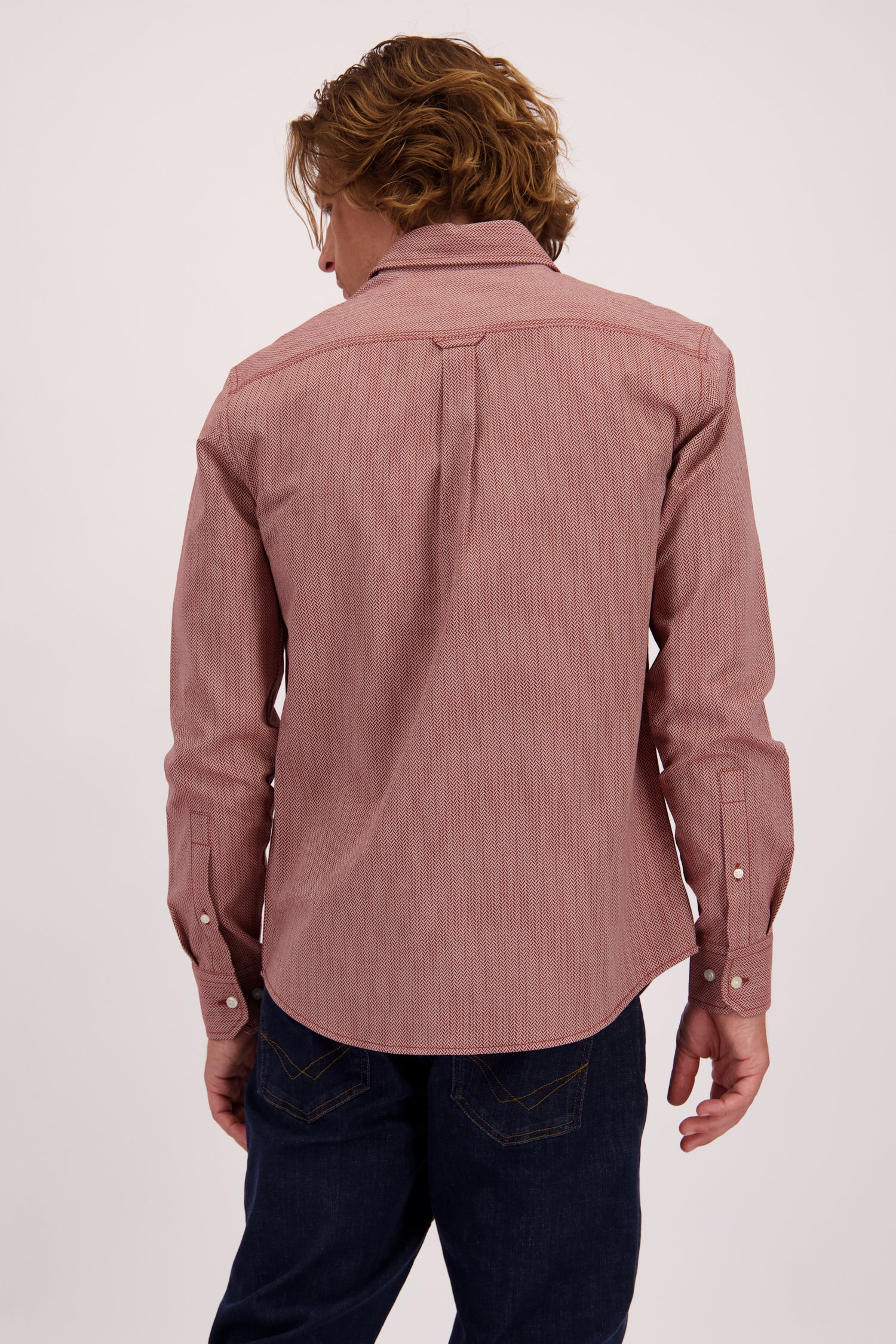 Le dos de Chemise rouge à imprimé discret de Ravøtt pour Hommes