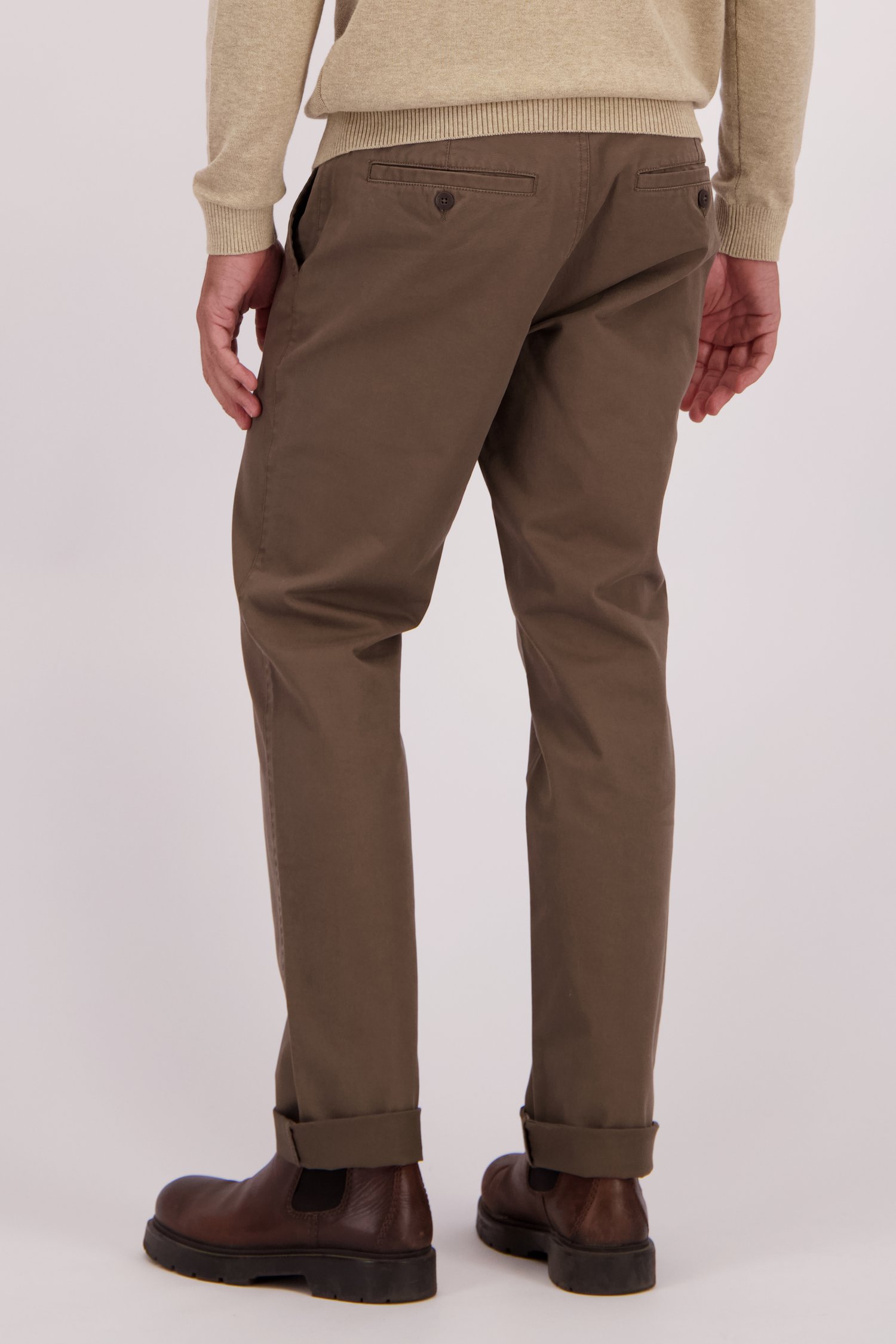 Le dos de Chino Brun de Ravøtt pour Hommes