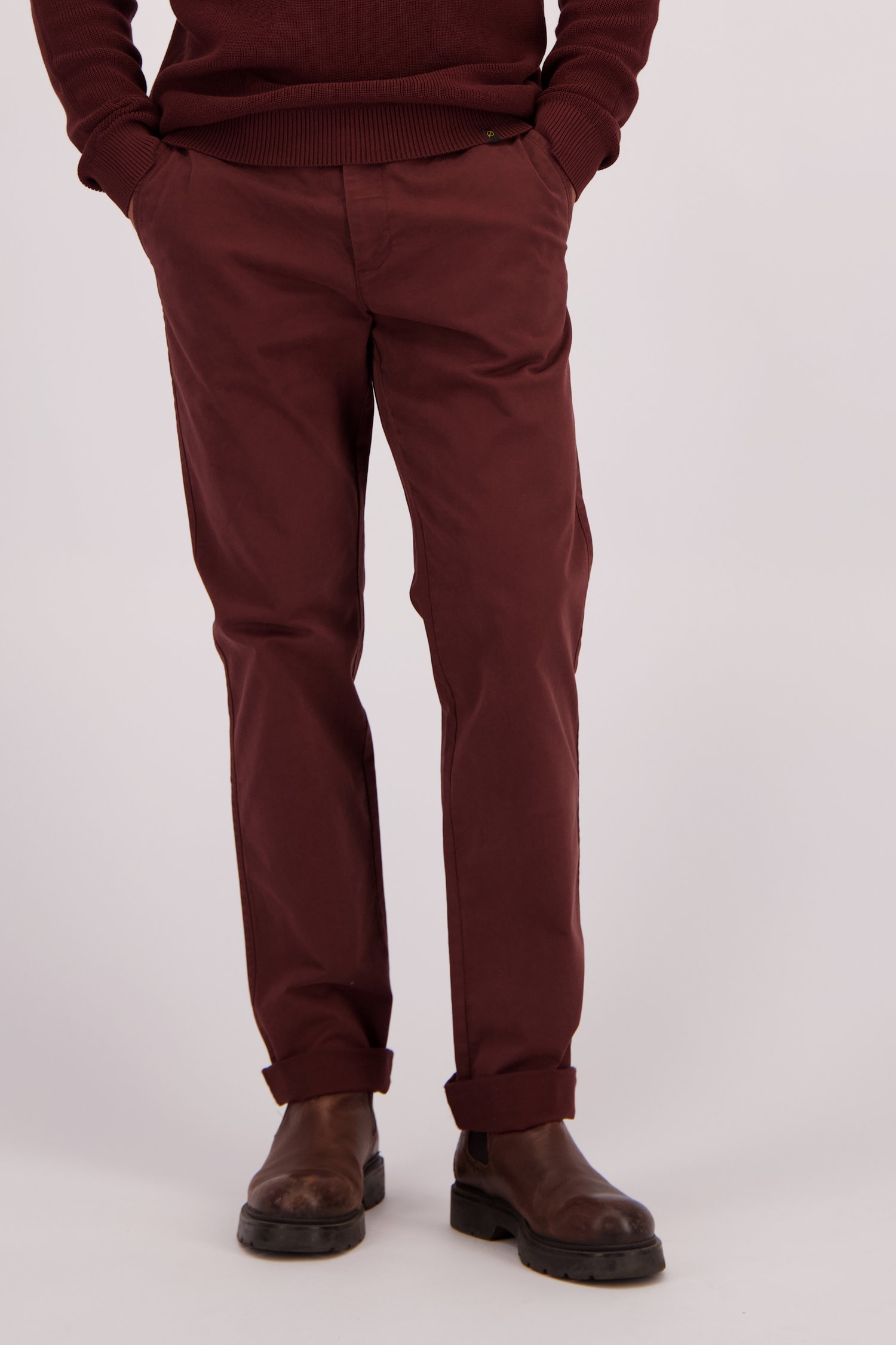 Le devant de Chino brun rouge de Ravøtt pour Hommes