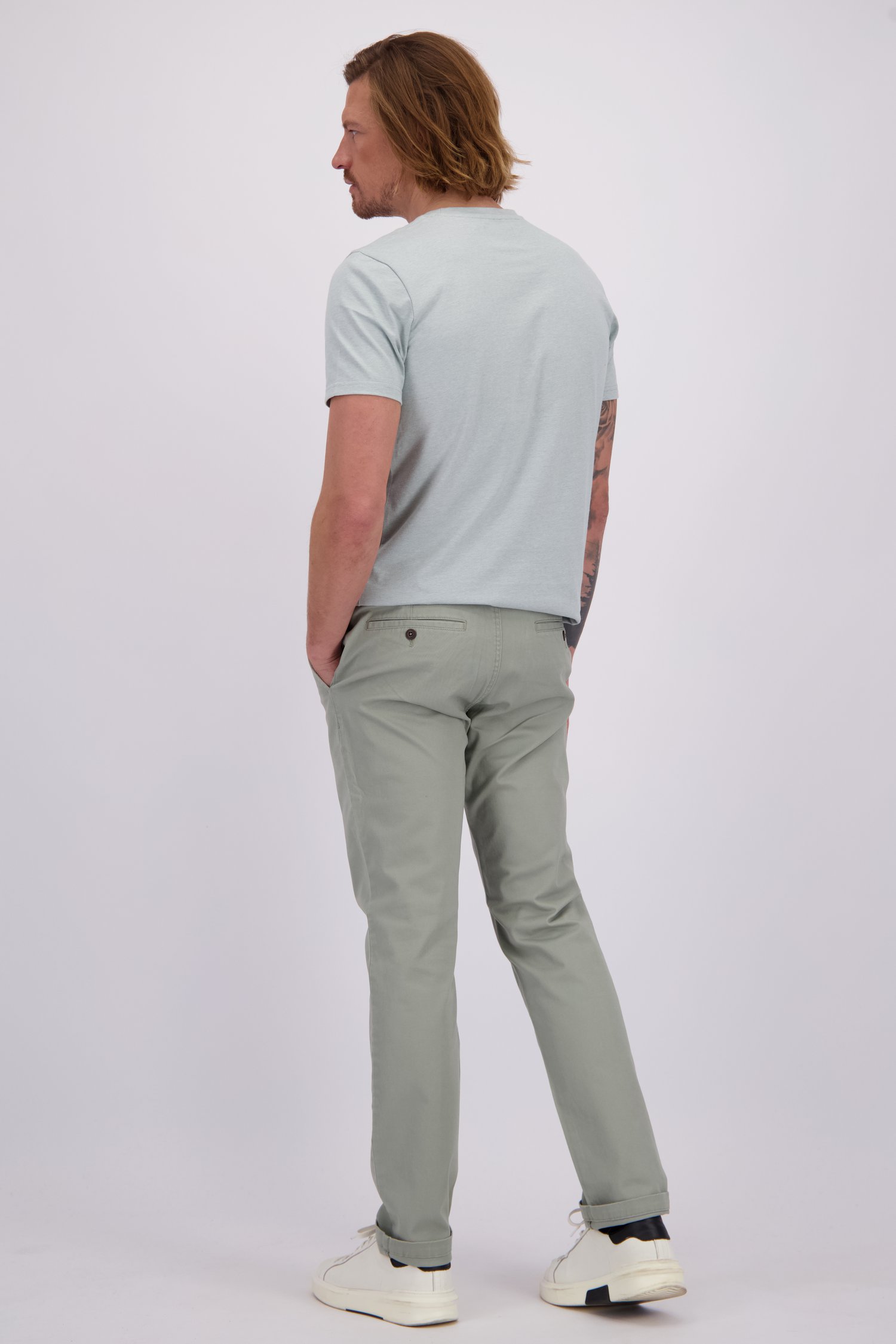 Le dos de Chino gris anthracite de Ravøtt pour Hommes