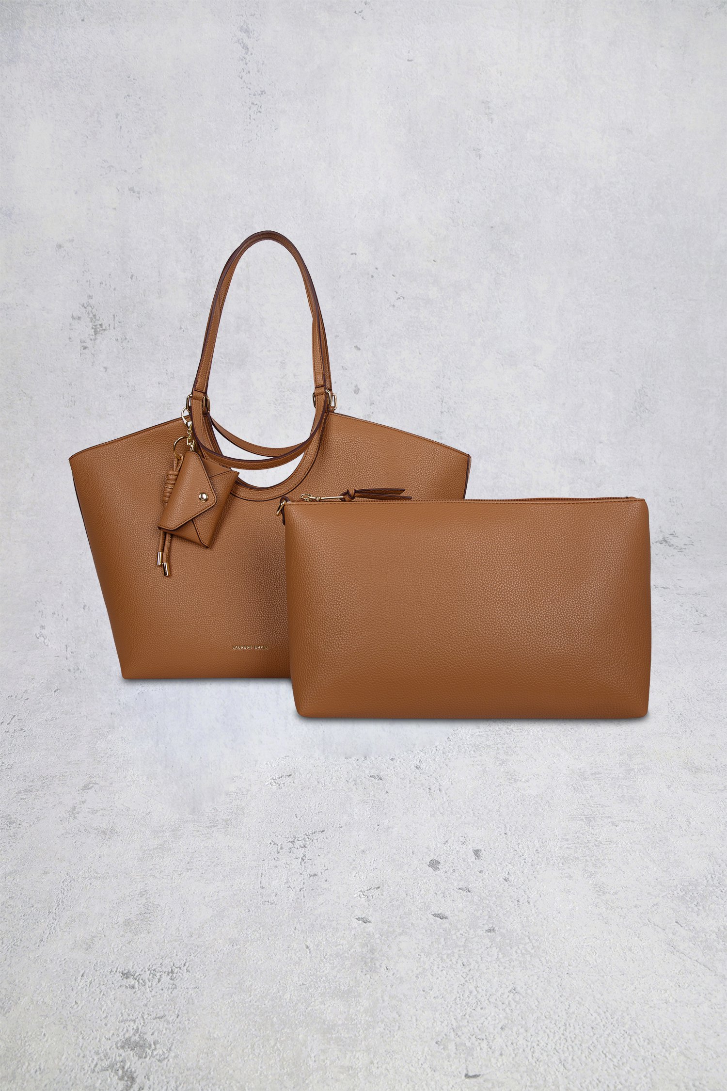 Detail van  Cognac schoudertas met uitneembare binnentas door Laurent David voor Dames