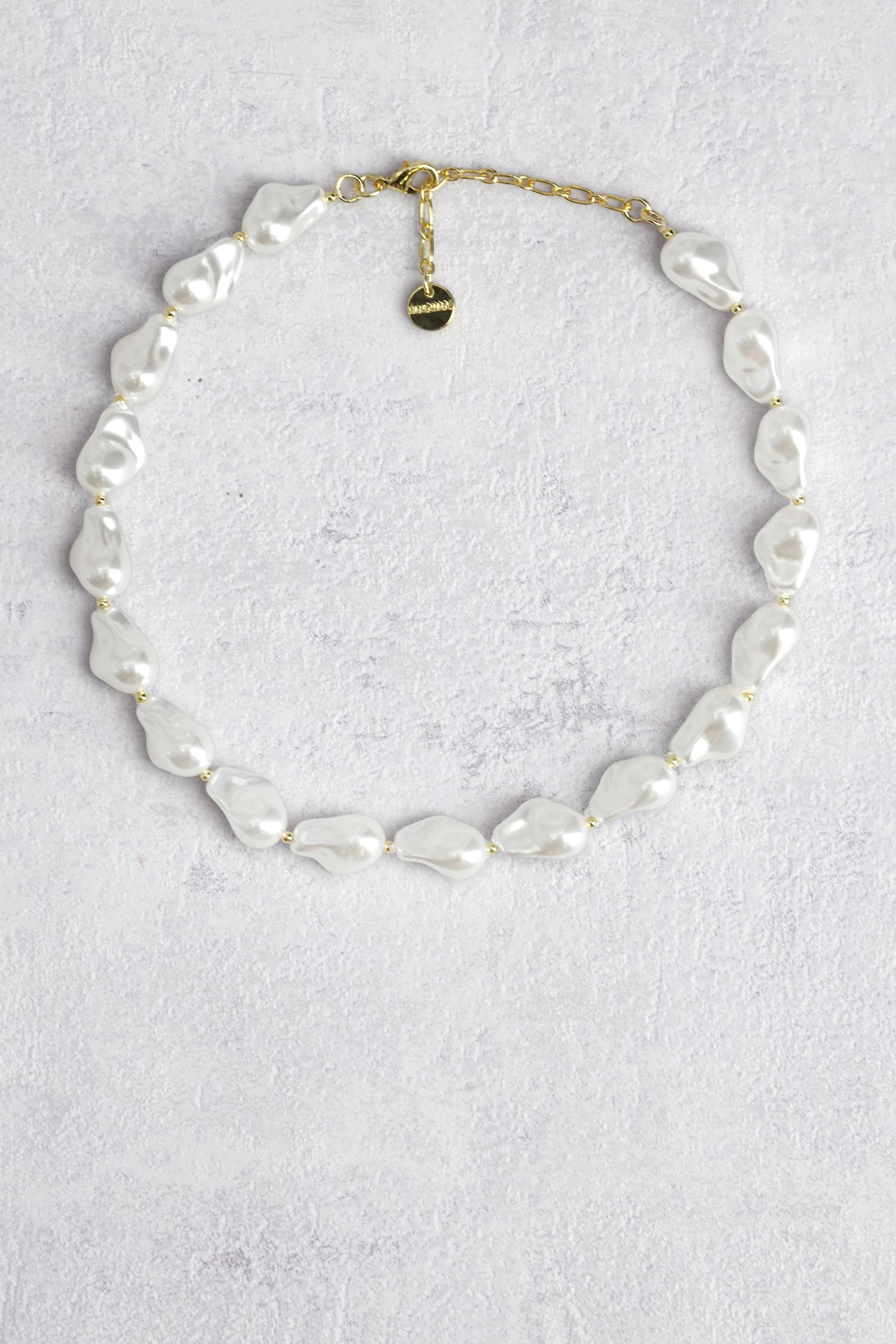 Le devant de Collier avec perles blanches à effet nacré de Liberty Island pour Femmes