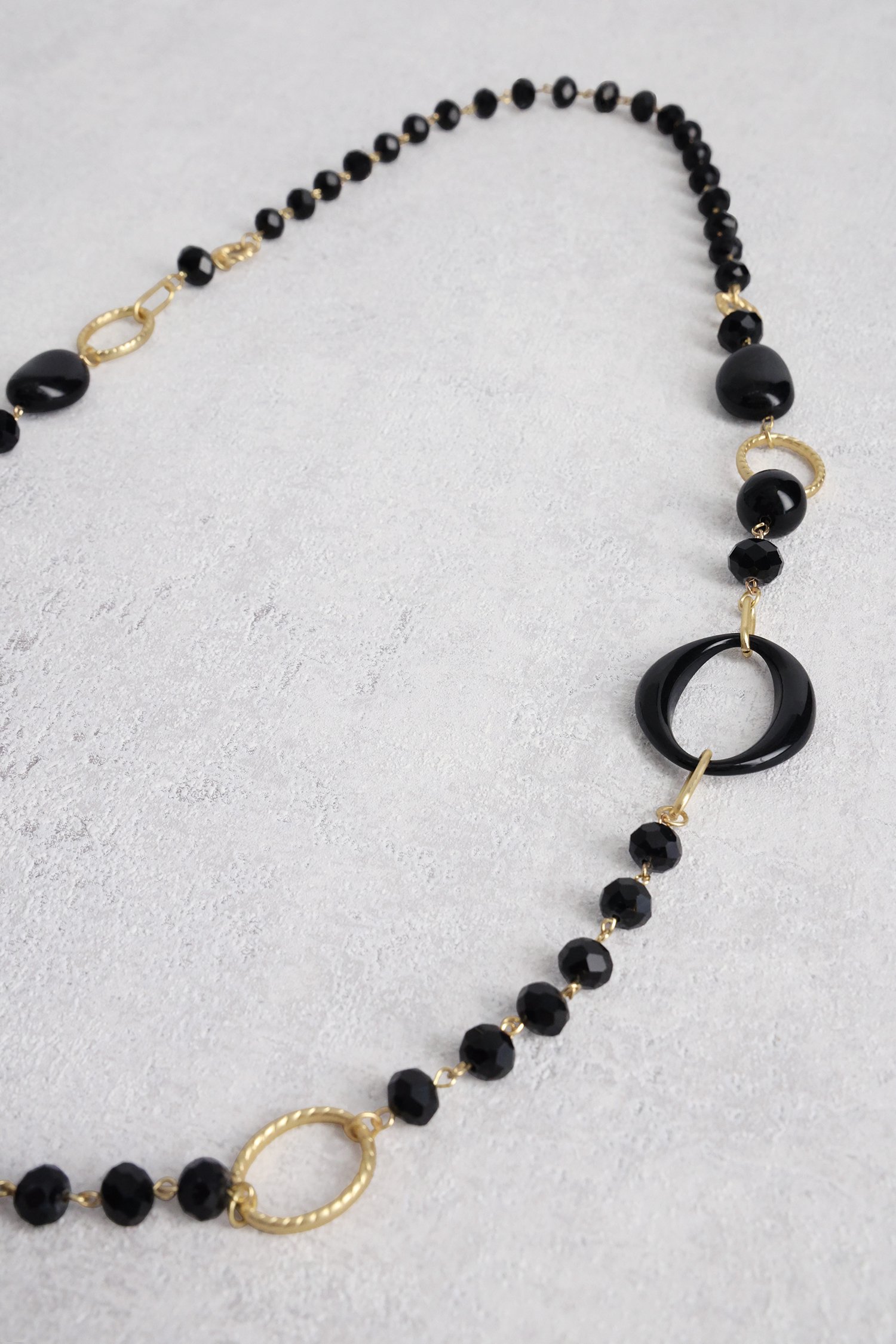 Collier doré long avec perles noires de Liberty Island pour Femmes