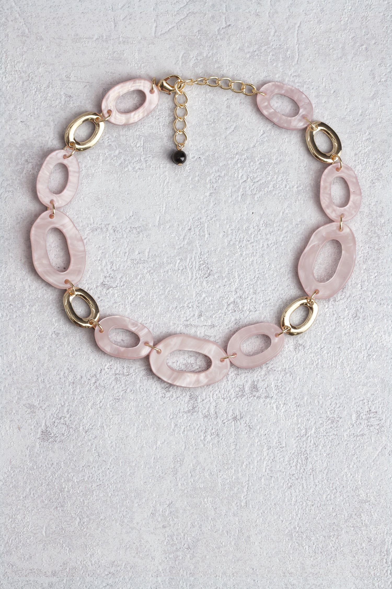 Le devant de Collier rose à anneaux de forme organique de Liberty Island pour Femmes