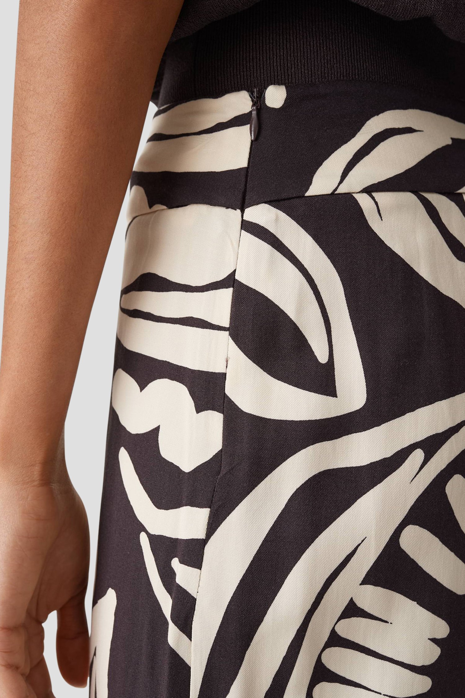 Détail de Culotte brun foncé à imprimé beige clair de Opus pour Femmes