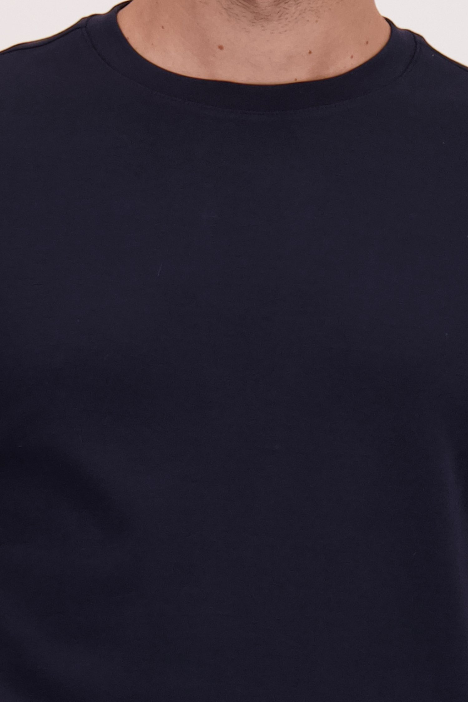 Detail van  Donkerblauw katoenen T-shirt met ronde hals  door Upper East voor Heren
