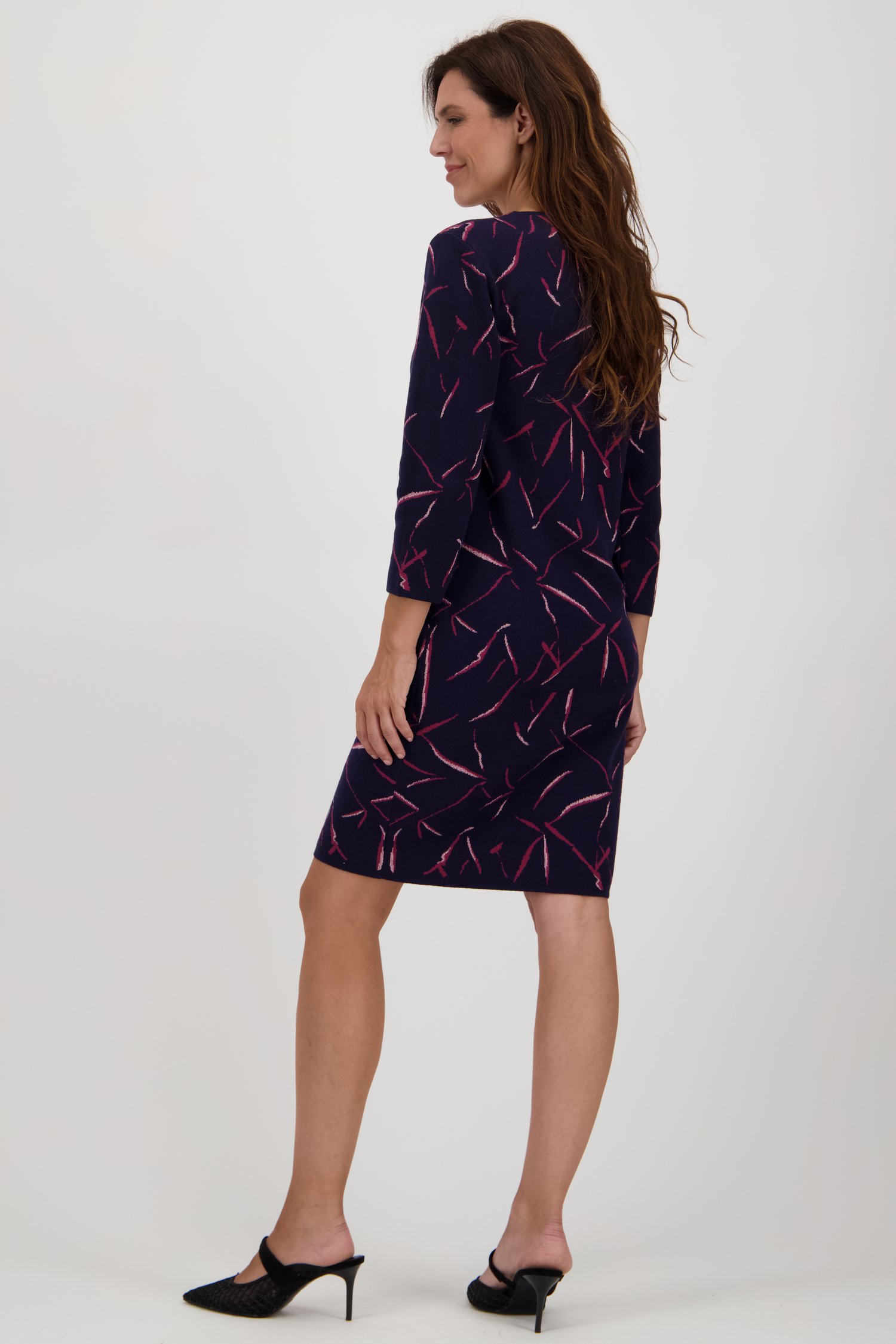Donkerblauw kleedje met bordeaux motief van Claude Arielle voor Dames