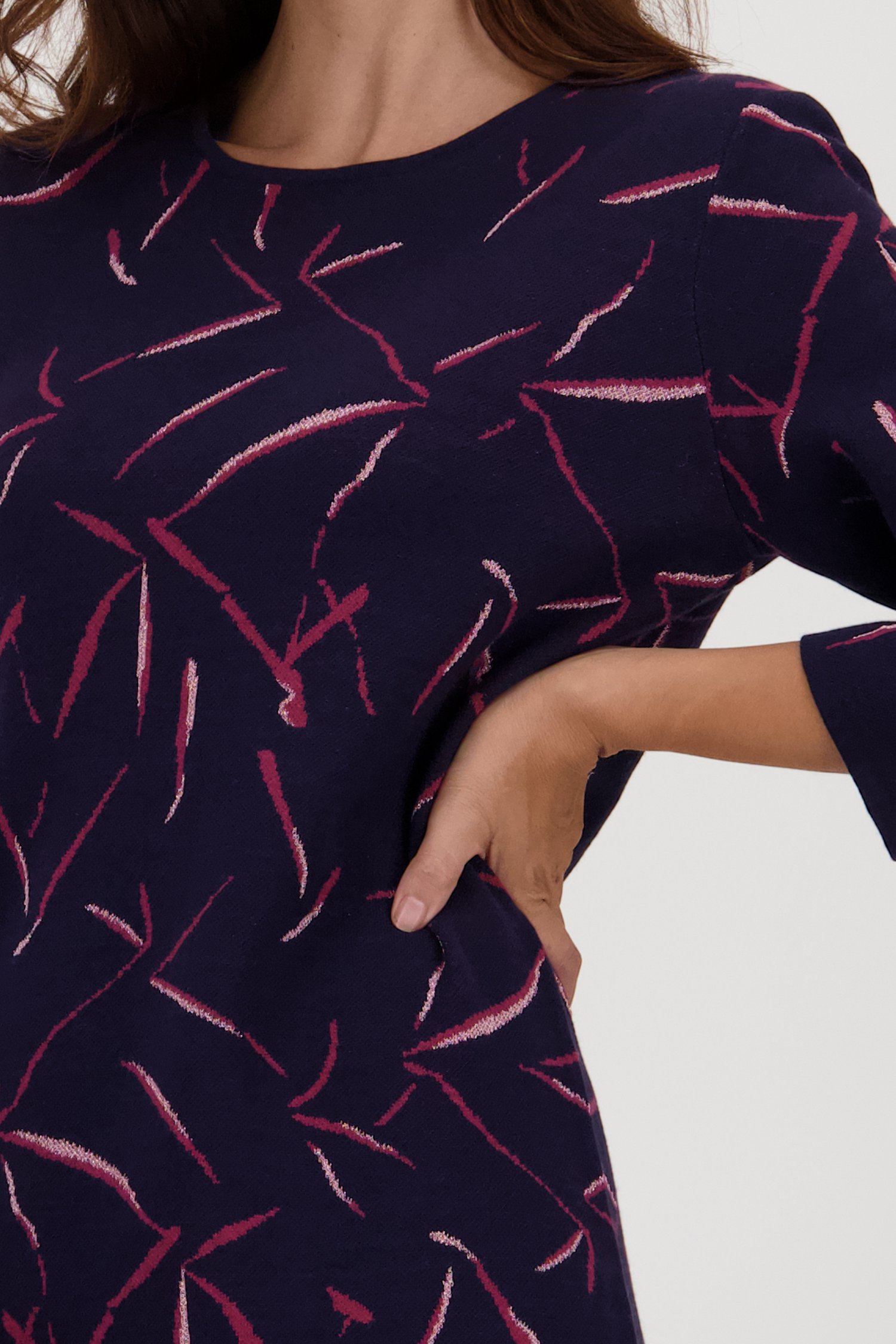 Donkerblauw kleedje met bordeaux motief van Claude Arielle voor Dames