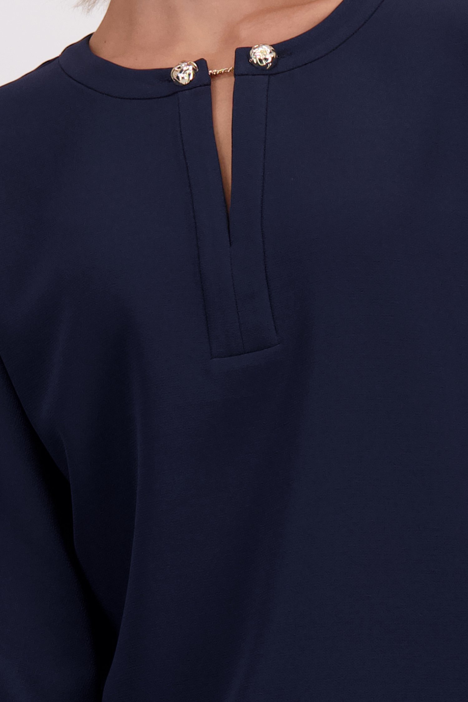 Detail van Donkerblauw kleedje met gouden knopen door D'Auvry voor Dames