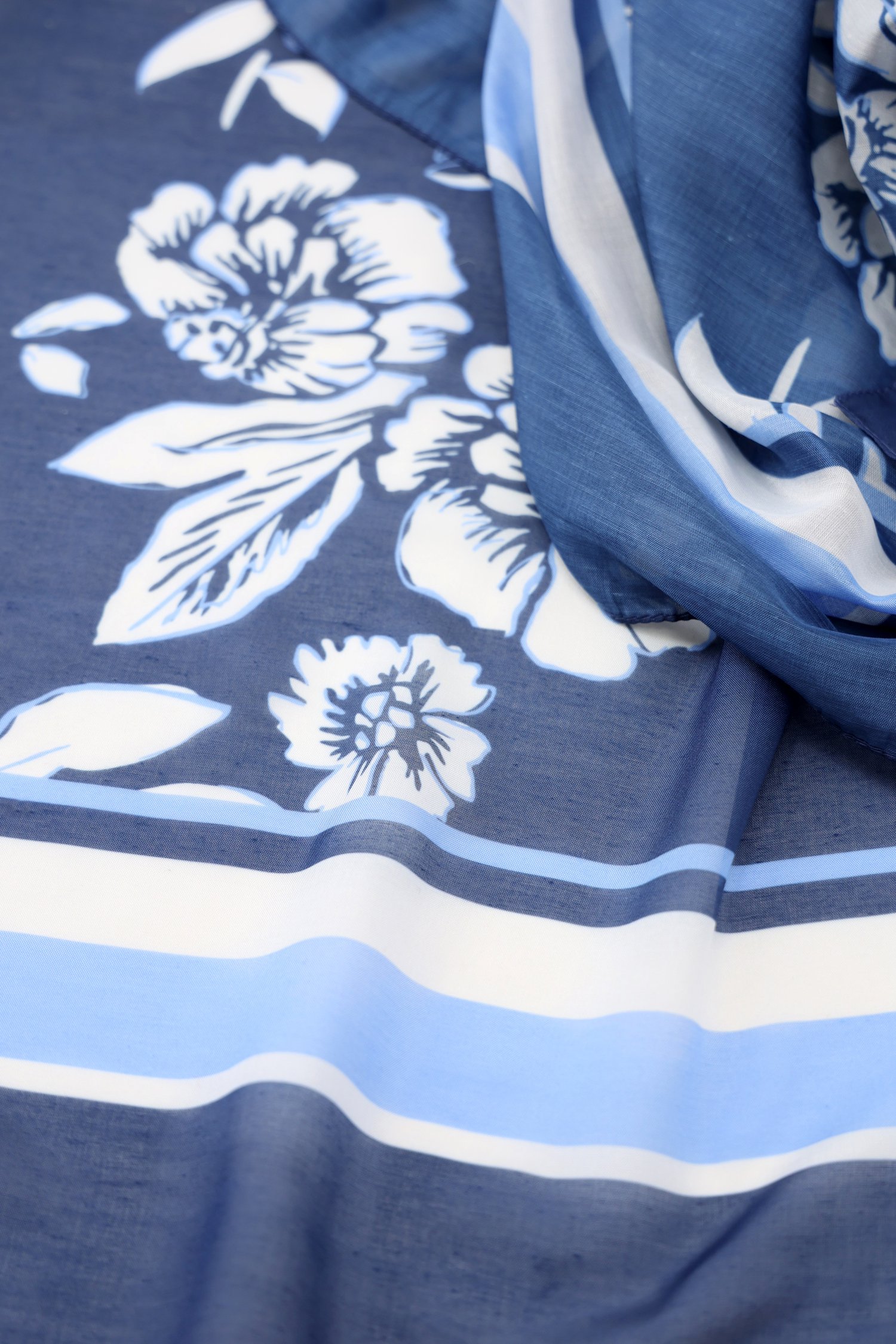 Donkerblauw sjaaltje met bloemenprint van More & More voor Dames