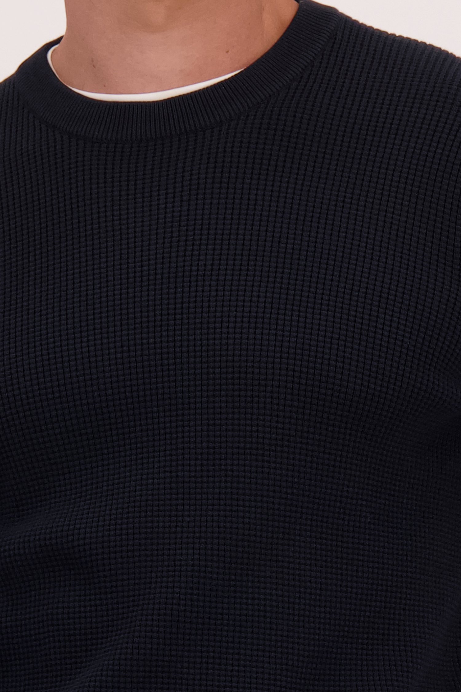 Detail van  Donkerblauwe gebreide trui met ronde hals  door Casual Five voor Heren