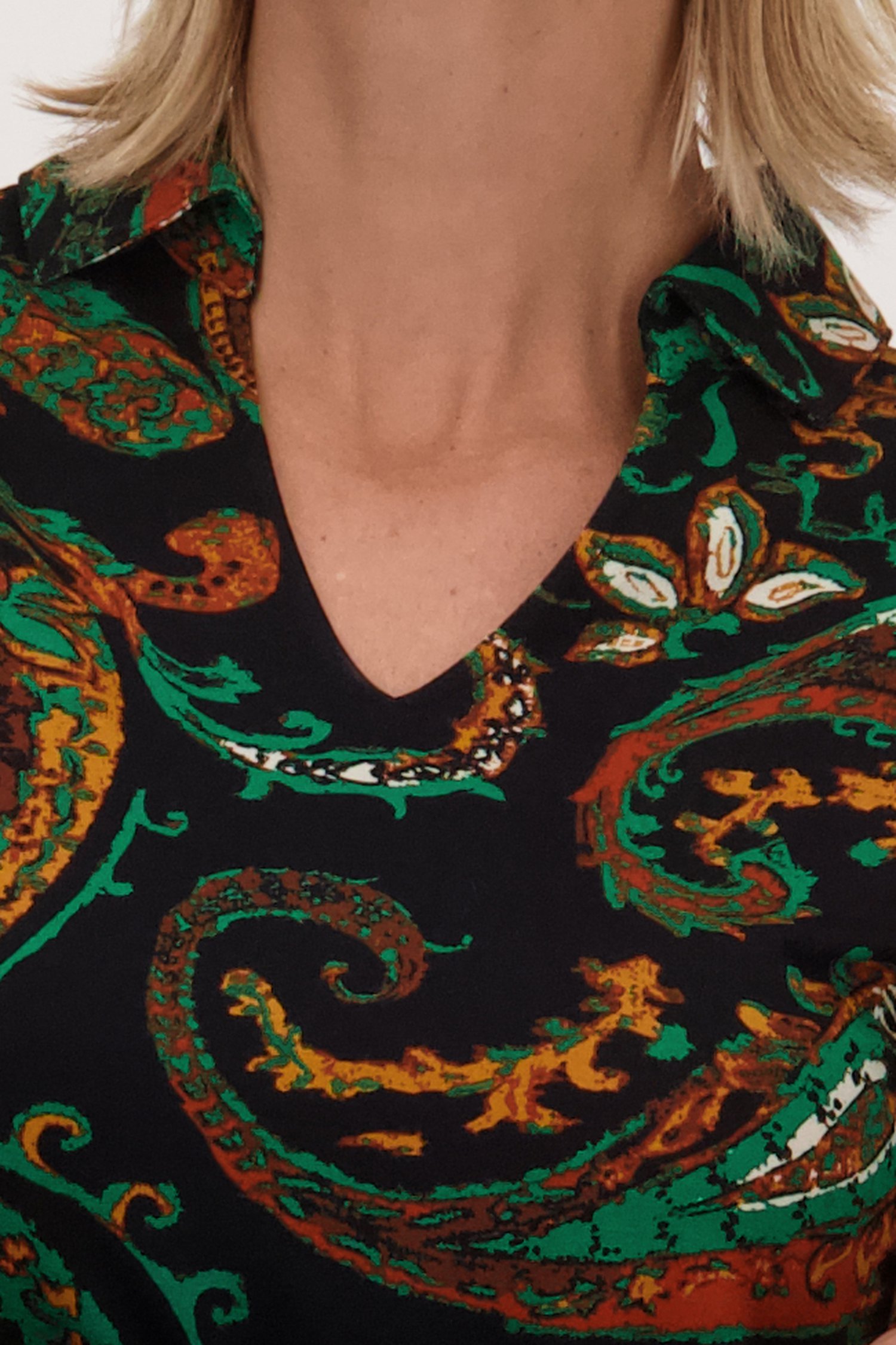 Detail van Donkerblauwe polo met groene paisley print door Claude Arielle voor Dames