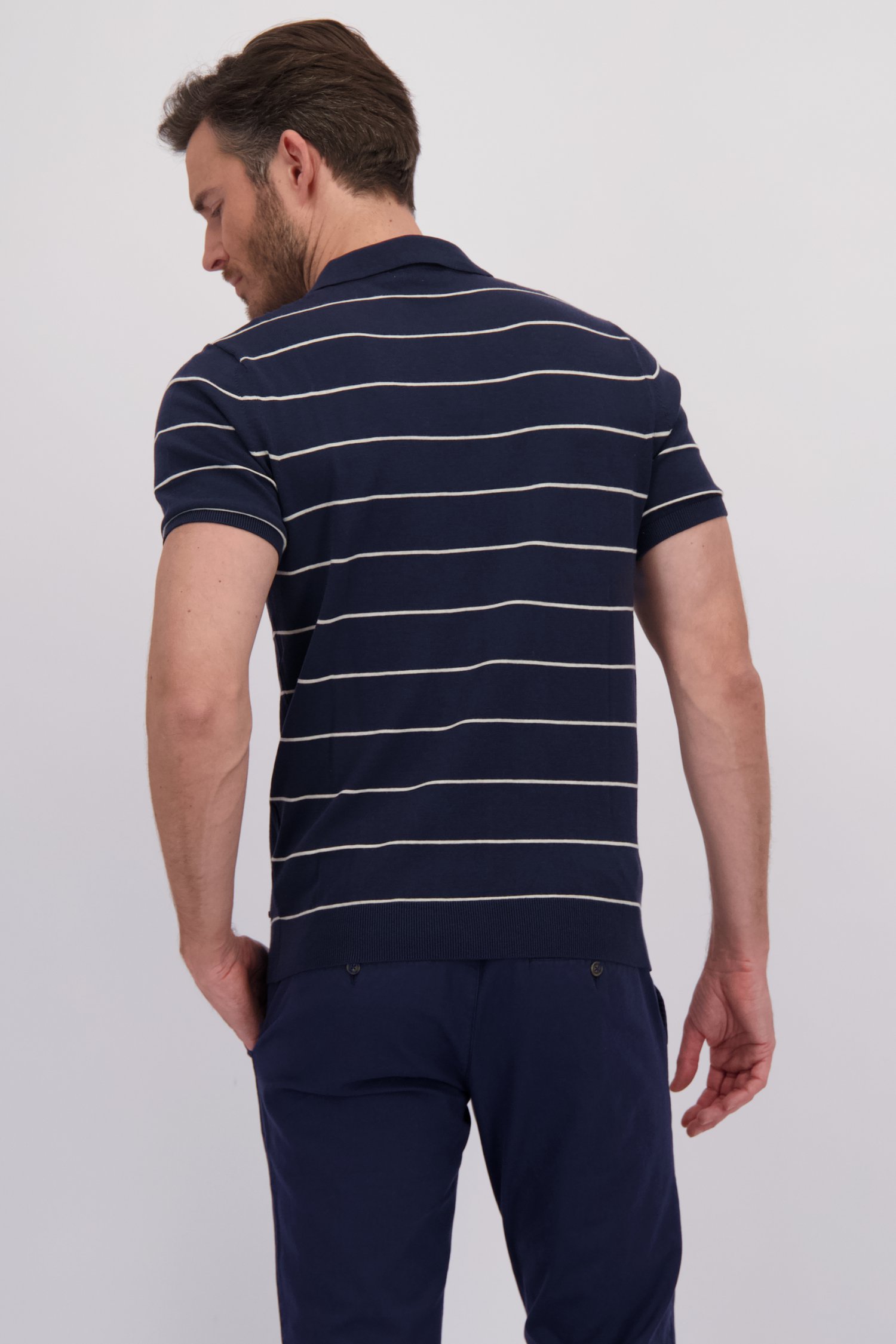 Achterkant van Donkerblauwe polo met wit gestreept motief door Upper East voor Heren