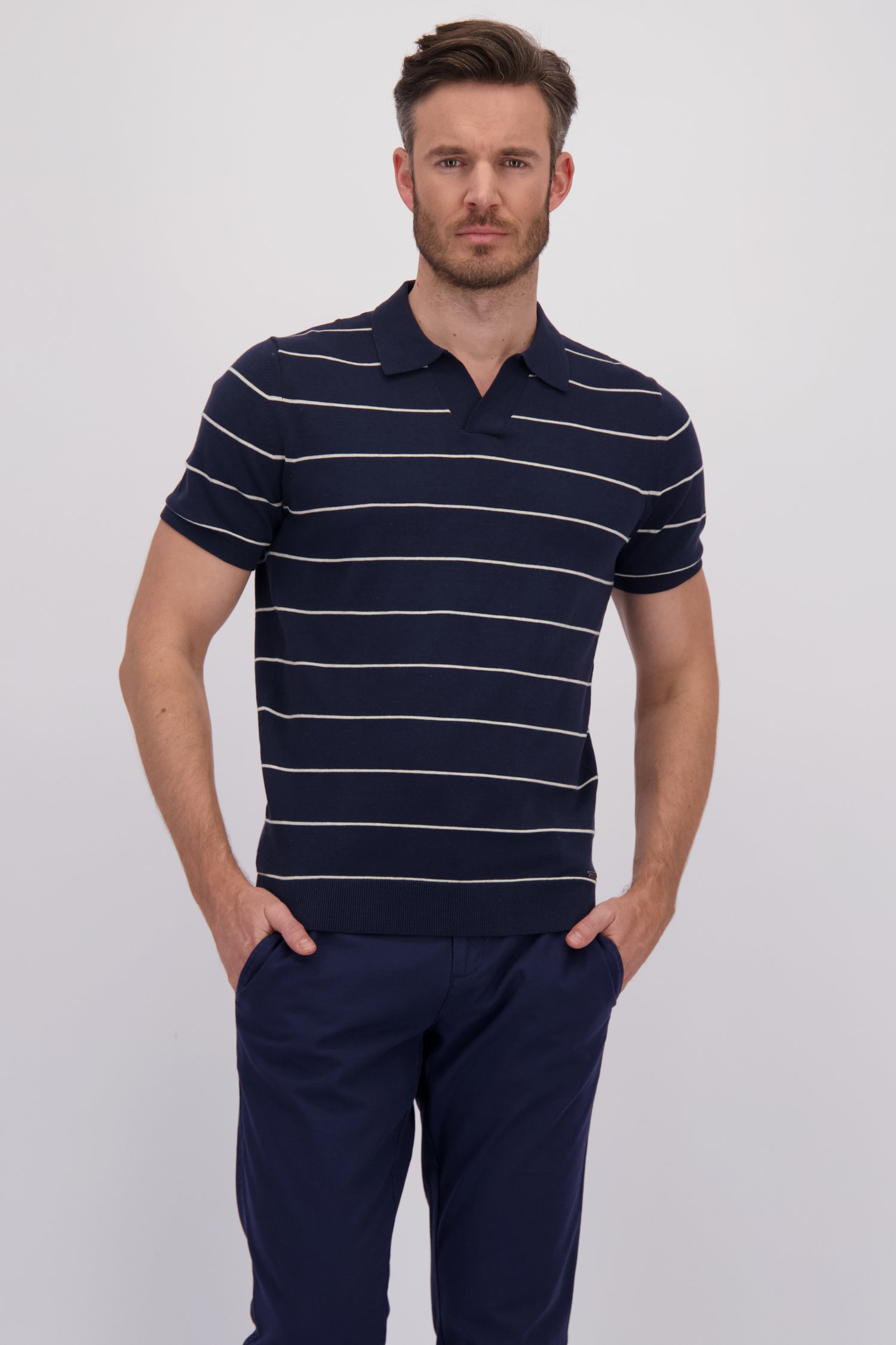 Voorkant van Donkerblauwe polo met wit gestreept motief door Upper East voor Heren