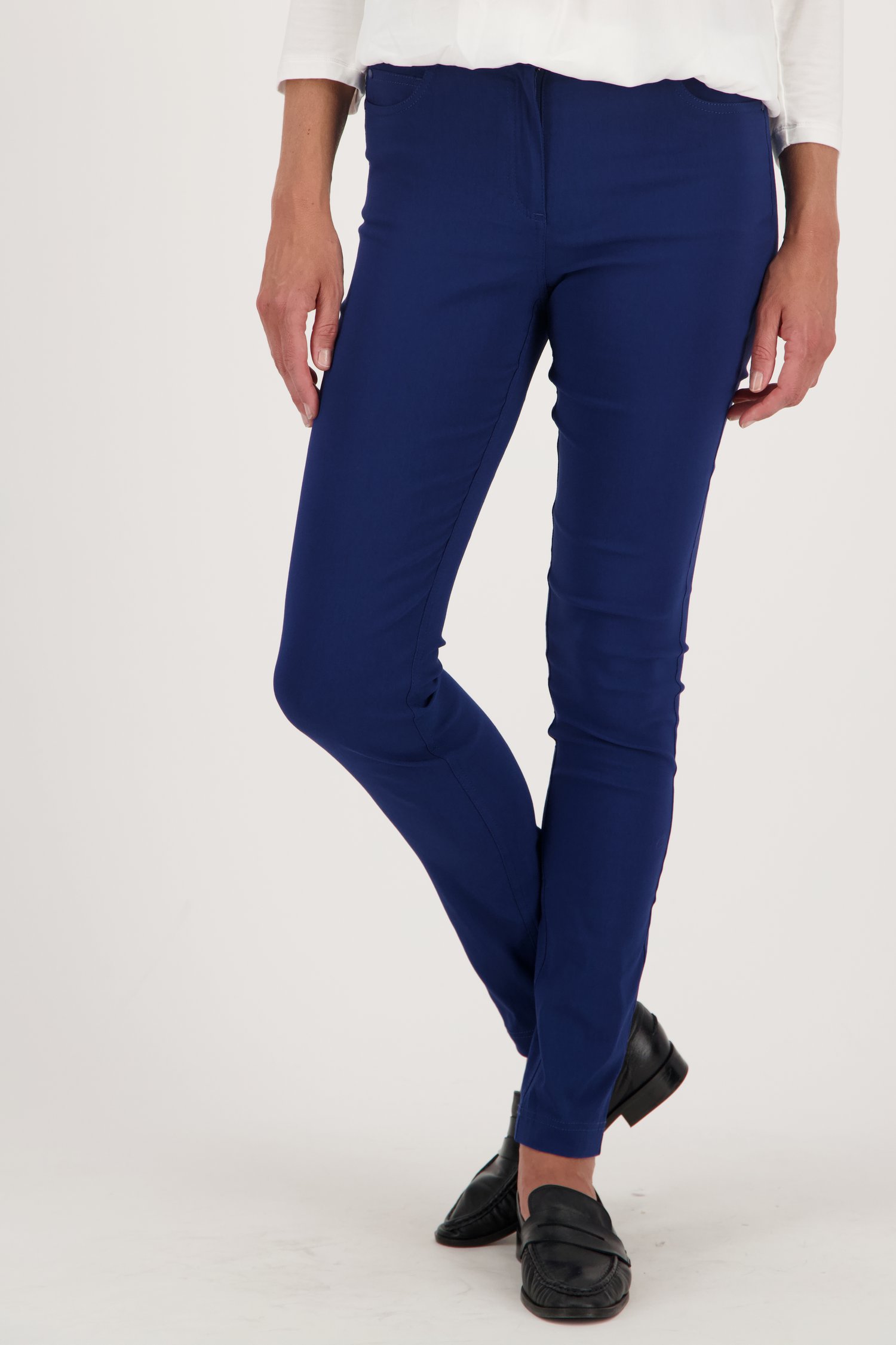 Voorkant van Donkerblauwe strechbroek door Claude Arielle voor Dames