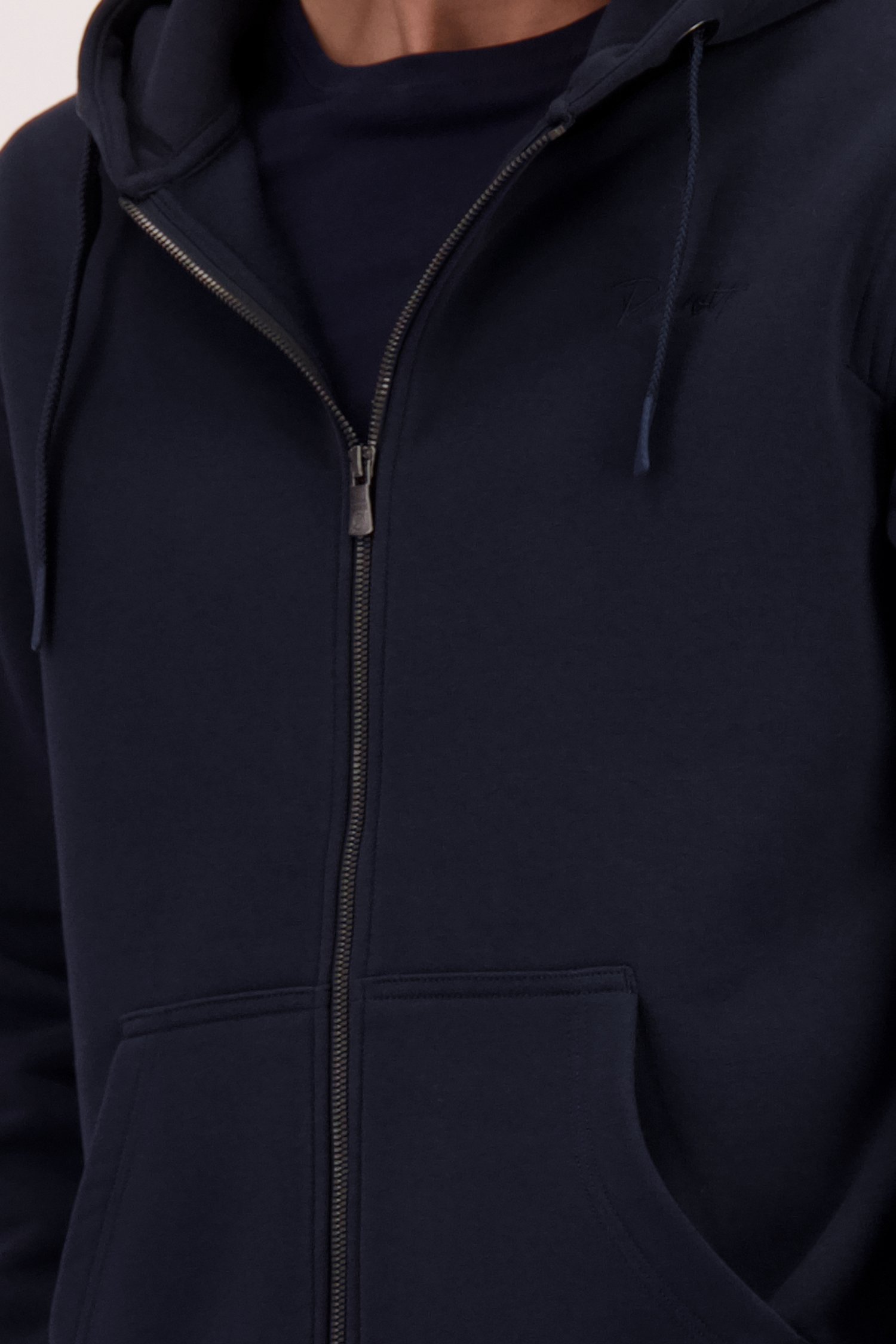 Detail van Donkerblauwe sweatervest door Ravøtt voor Heren