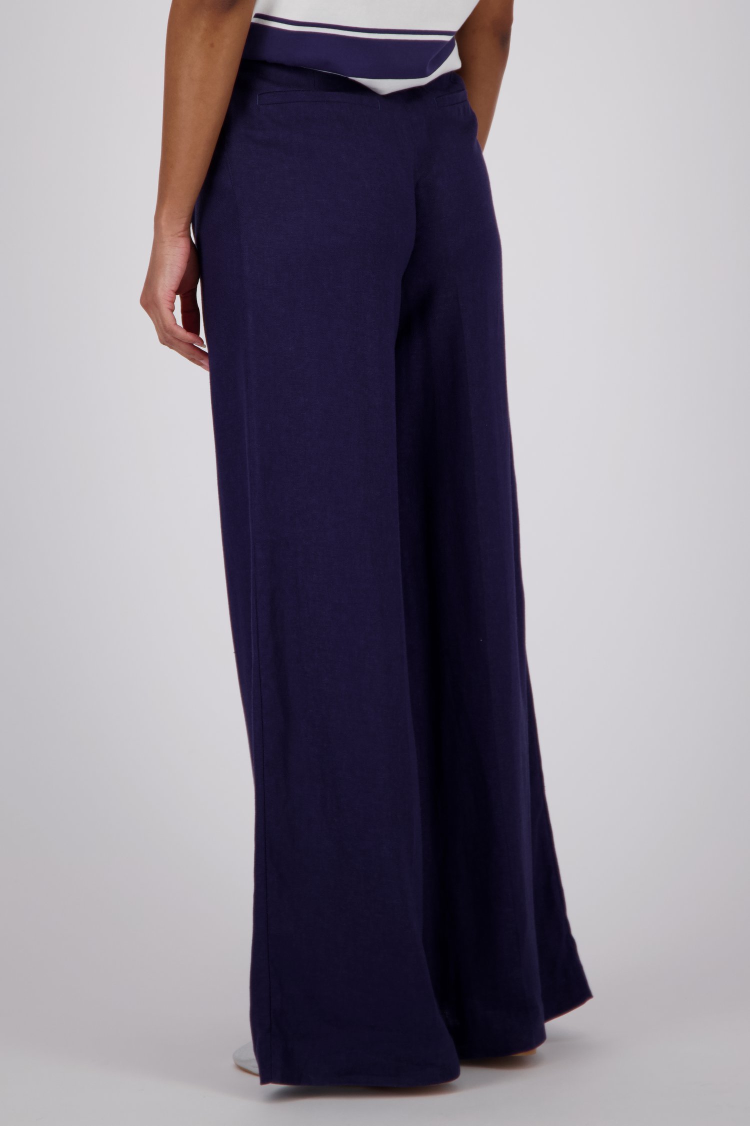 Achterkant van Donkerblauwe wijde broek door Louise voor Dames