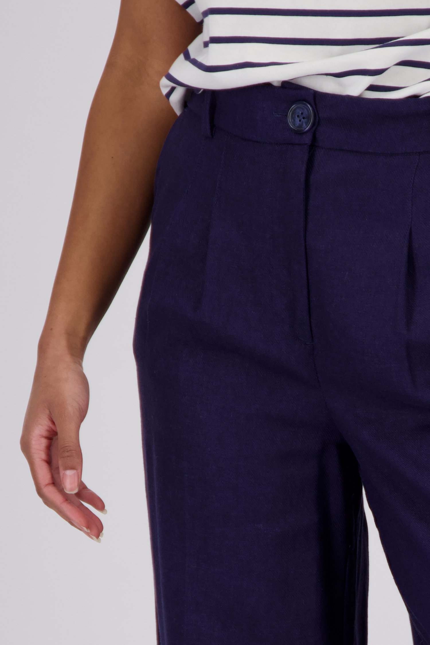Detail van Donkerblauwe wijde broek door Louise voor Dames