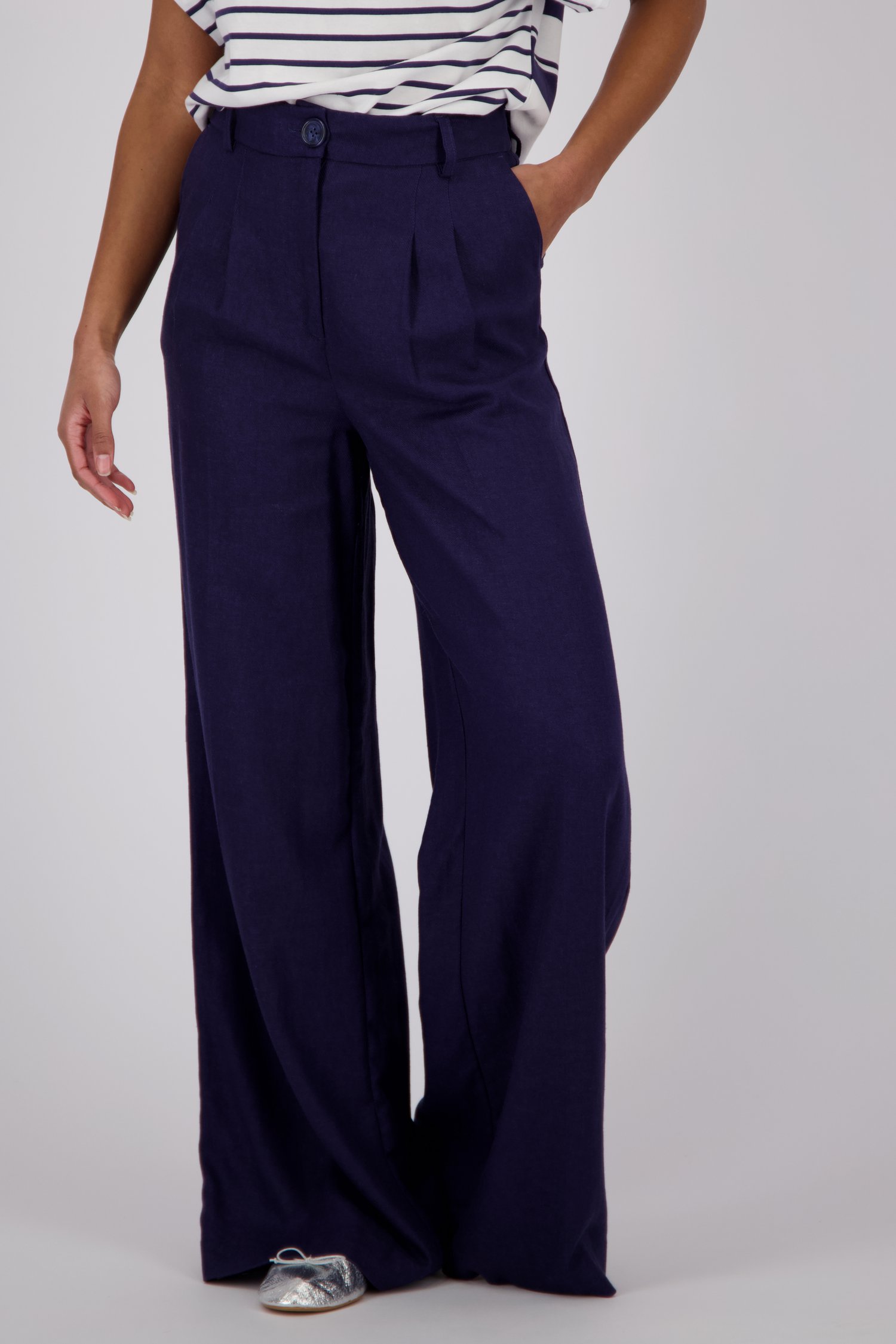 Voorkant van Donkerblauwe wijde broek door Louise voor Dames