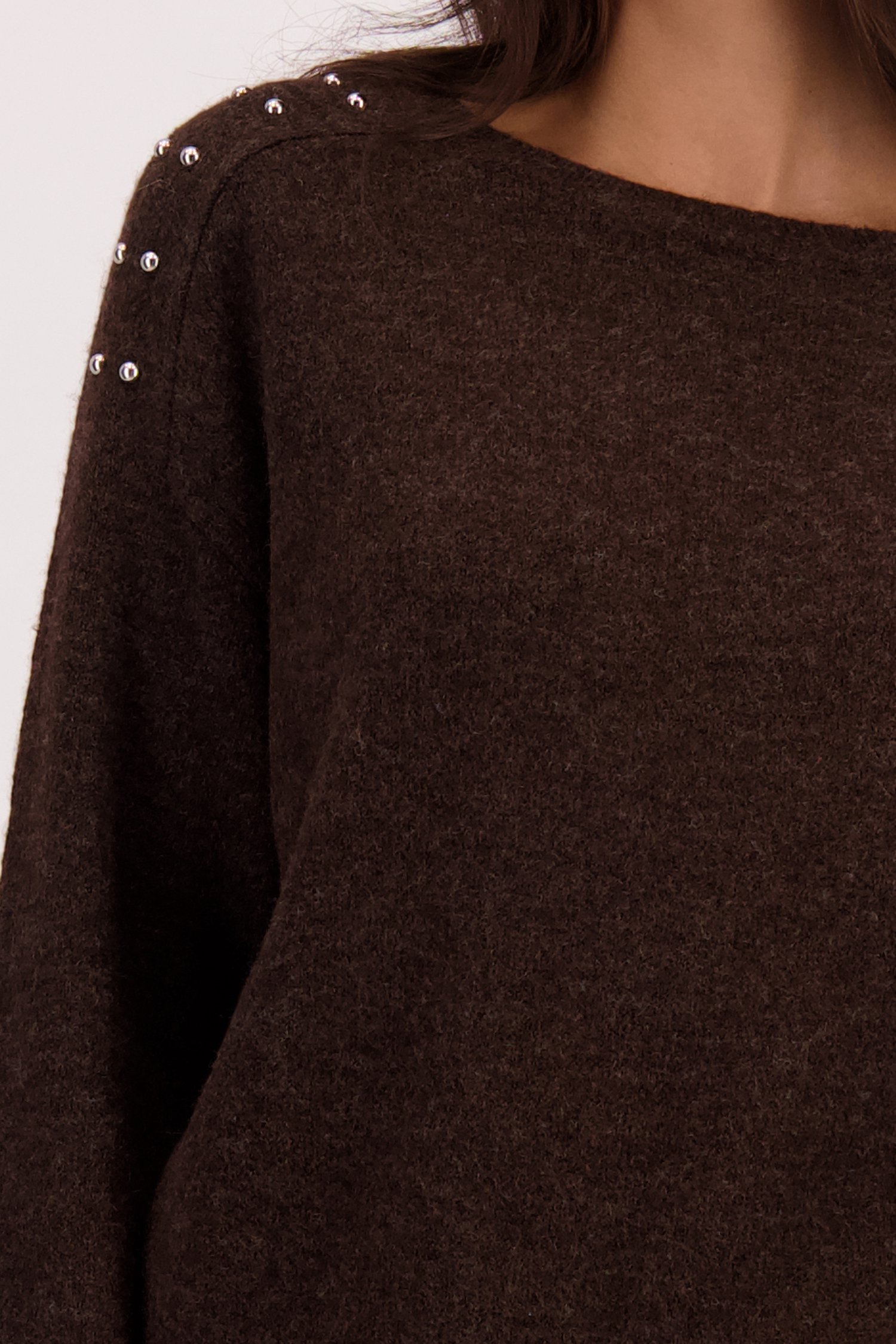 Detail van Donkerbruine gebreide trui met studs door Louise voor Dames