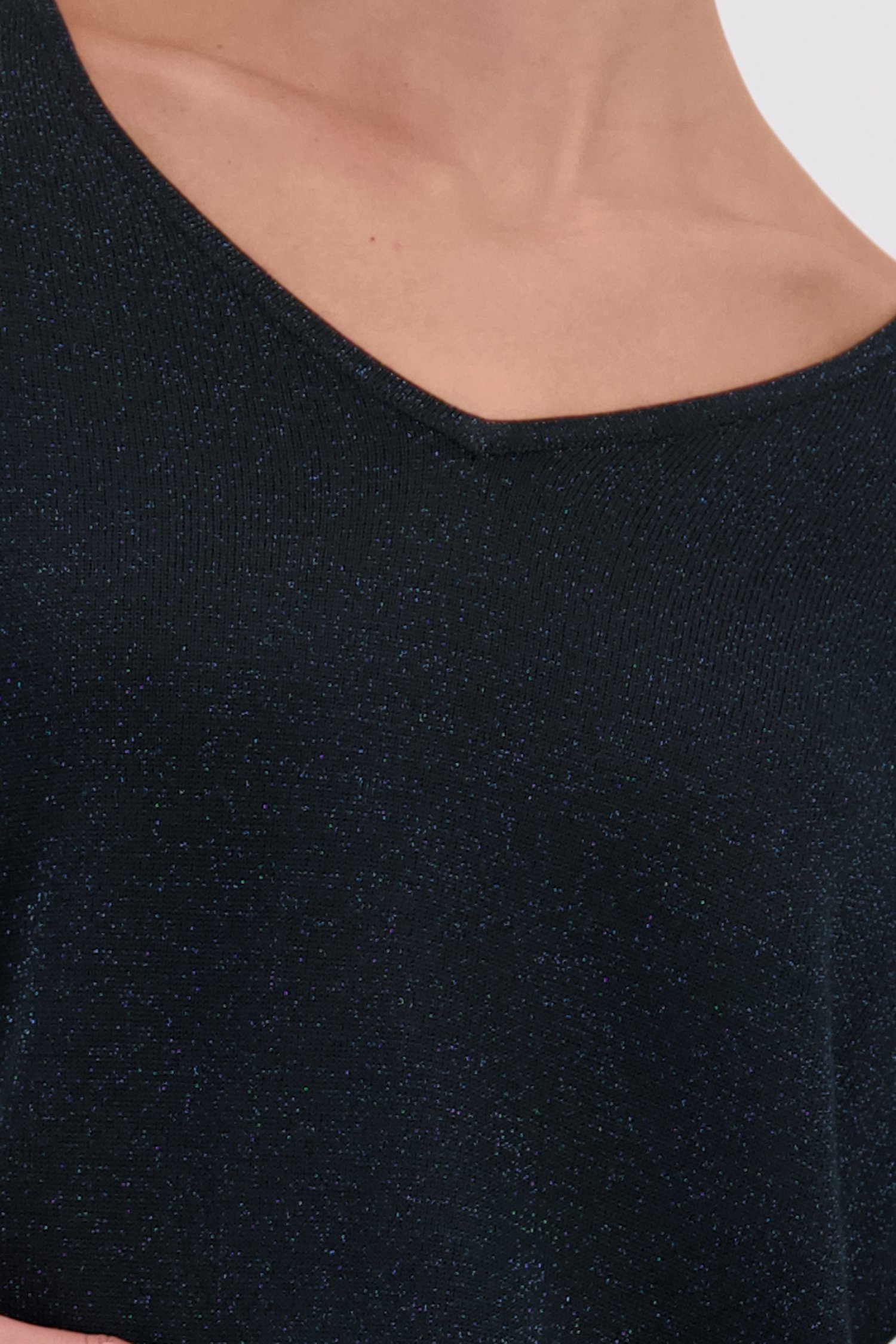 Detail van Donkergroen glittertruitje door D'Auvry voor Dames