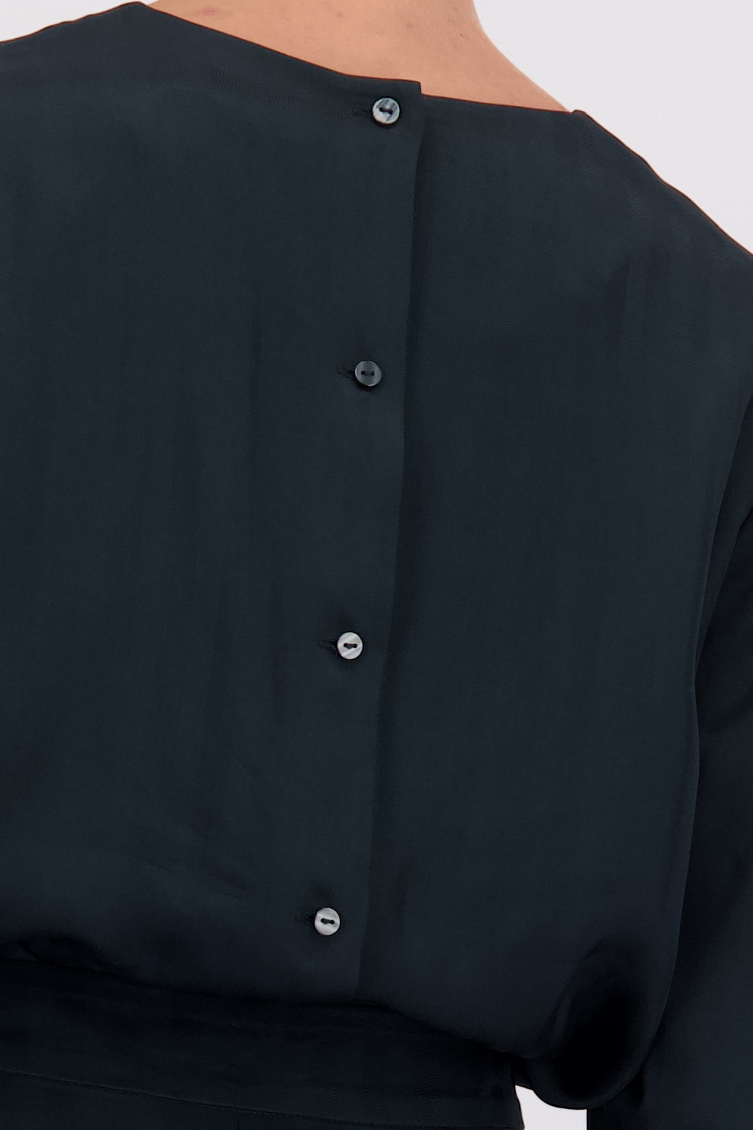 Detail van Donkergroene blouse met subtiel gestreept motief door D'Auvry voor Dames