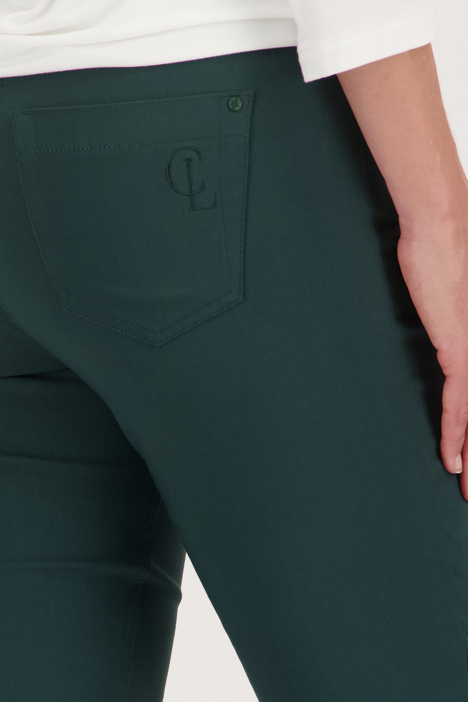 Detail van Donkergroene stretchbroek door Claude Arielle voor Dames