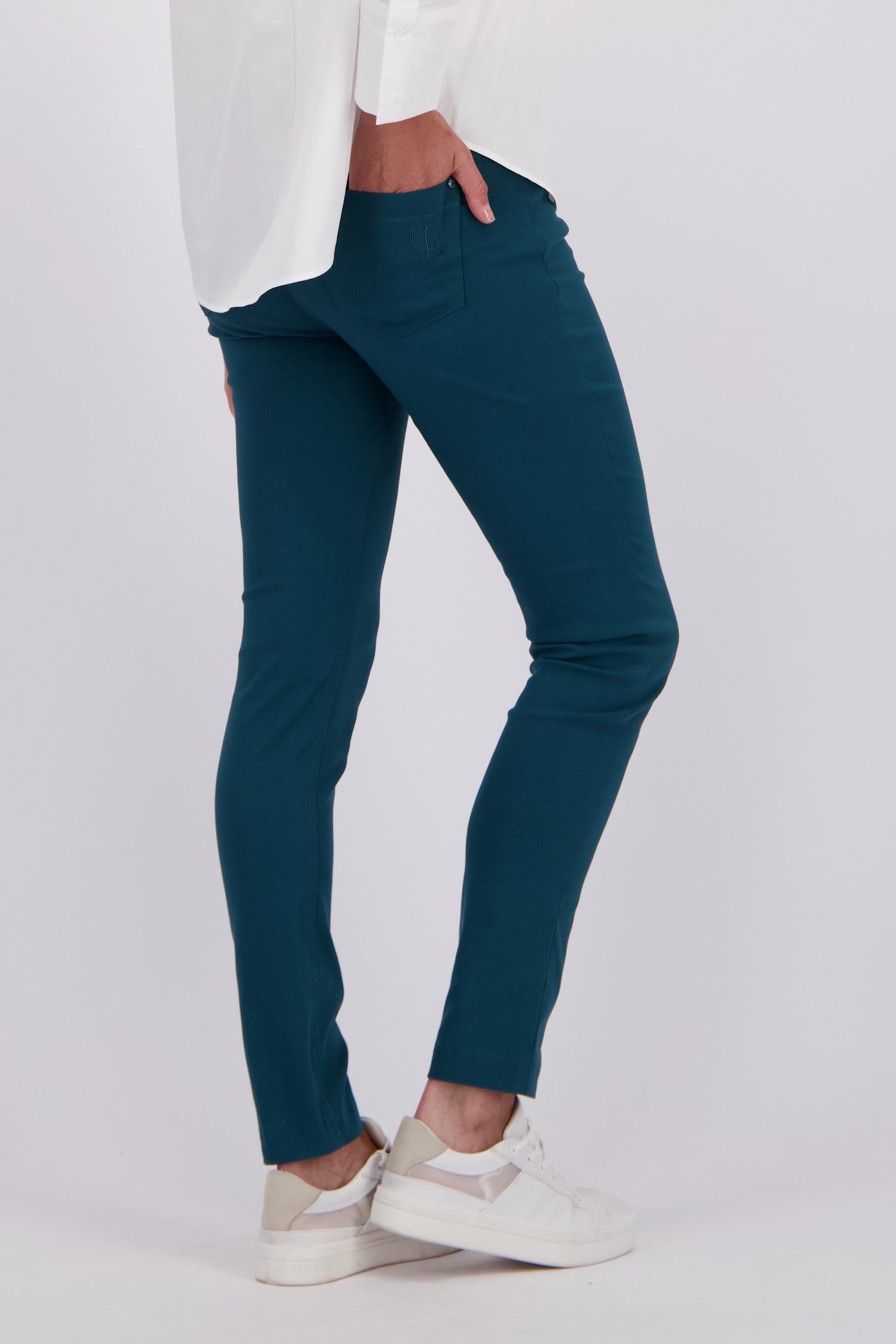 Achterkant van Donkergroene stretchbroek met elastische taille  door Claude Arielle voor Dames