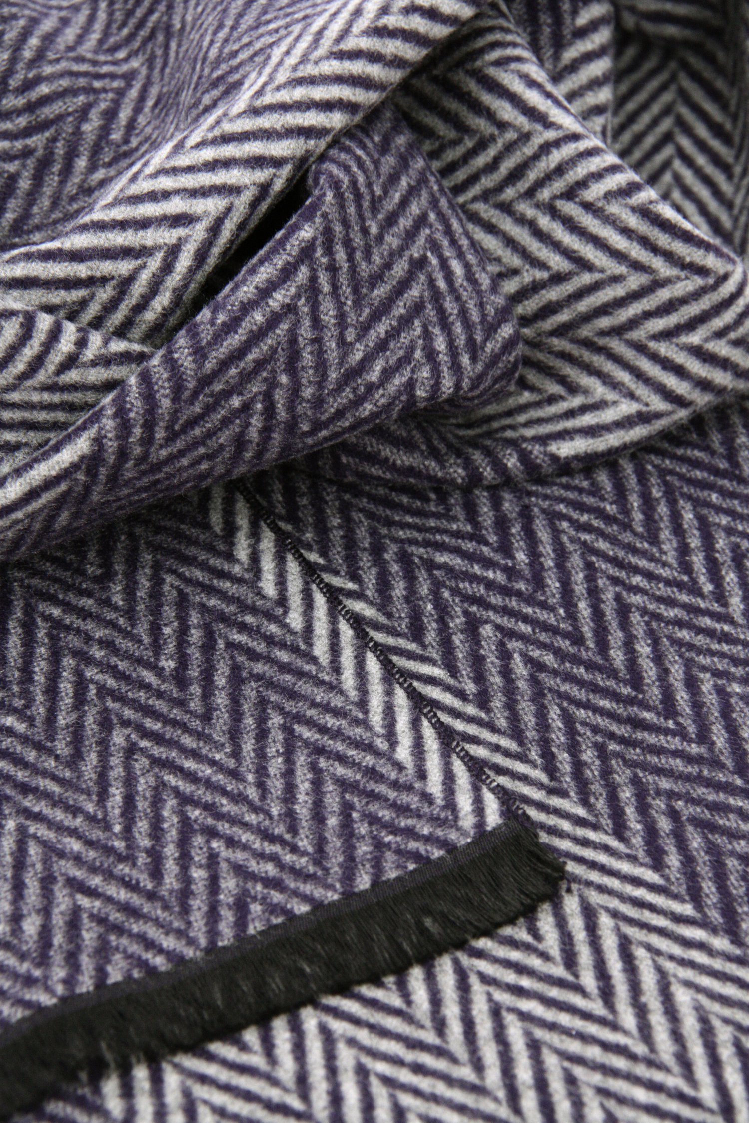 Écharpe grise avec motif à chevrons bleu marine de Michaelis pour Hommes