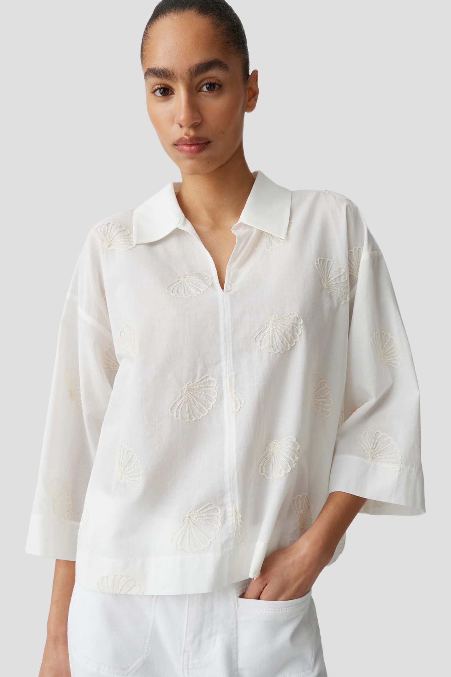 Voorkant van Ecru blouse met schelpen door Opus voor Dames