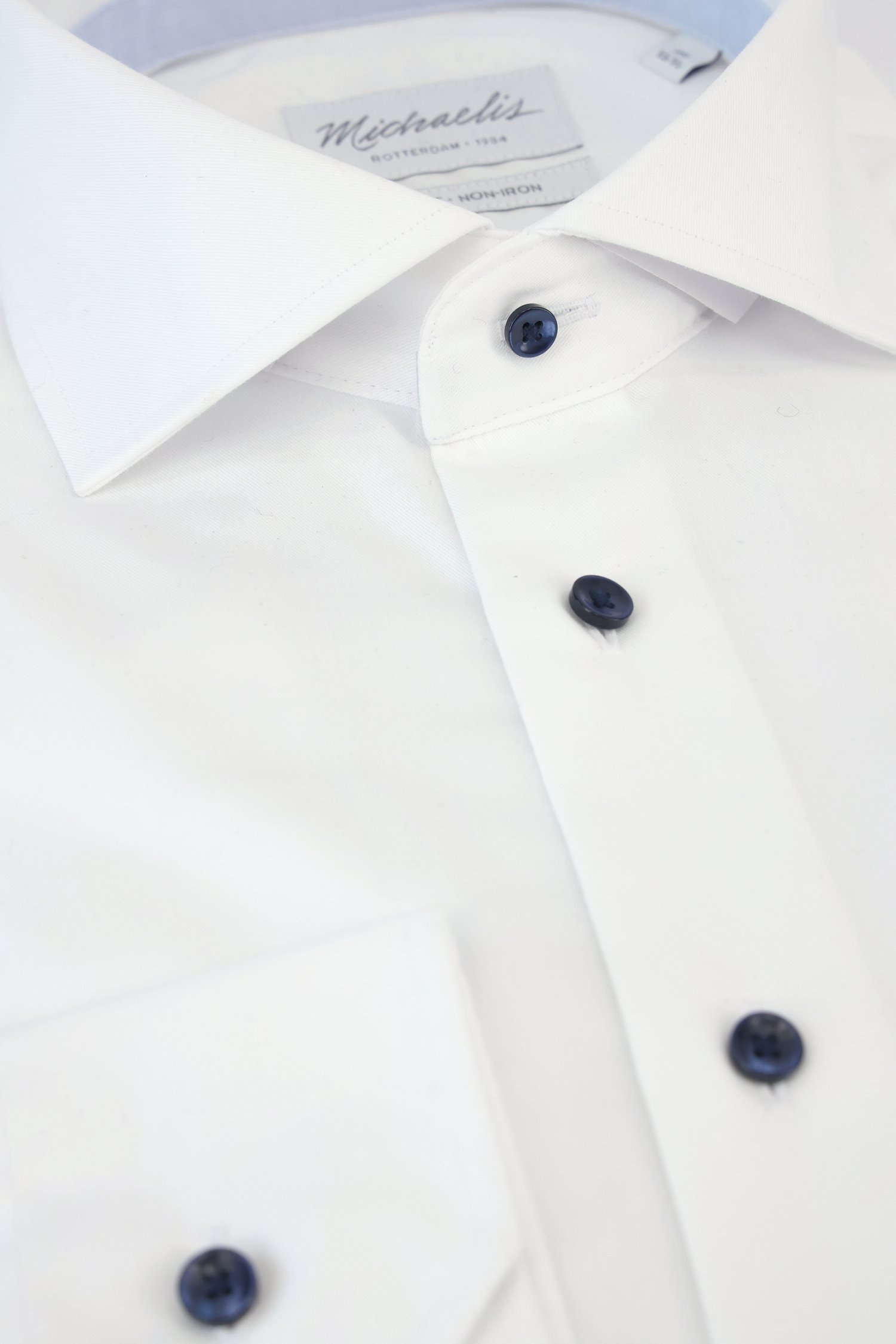 Detail van Effen wit hemd met fijne structuur - Slim fit door Michaelis voor Heren
