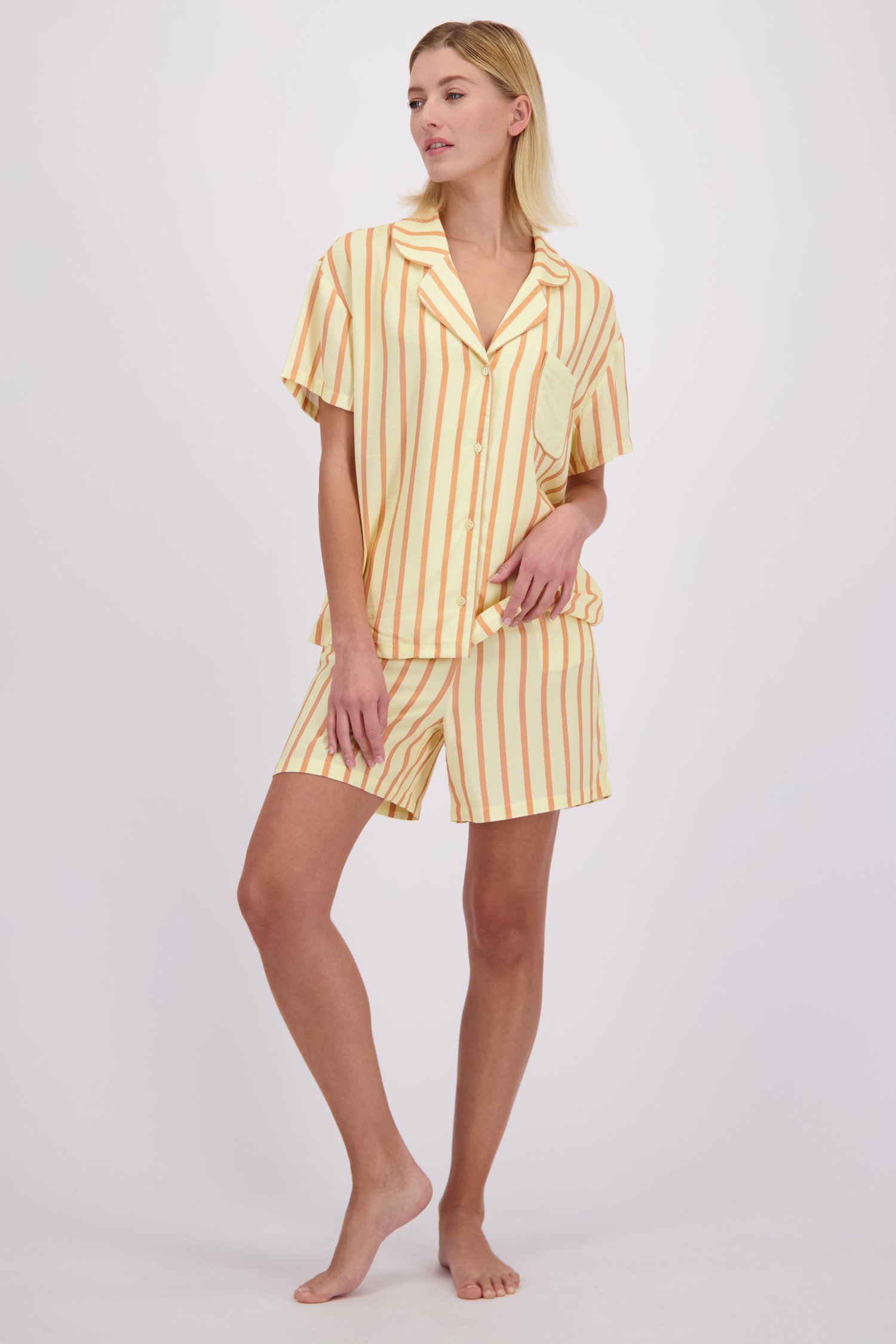 Le devant de Ensemble de pyjama jaune avec chemise et short de Liberty Island pour Femmes