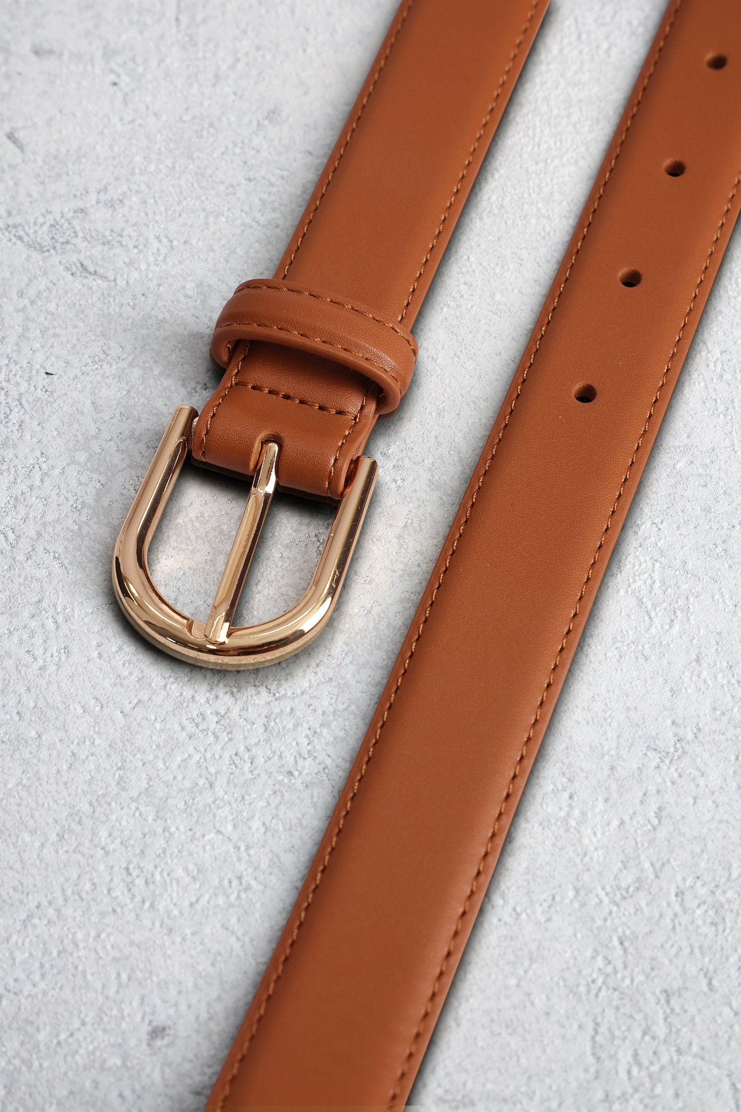 Achterkant van Fijne bruine riem met goudkleurige gesp door Liberty Island voor Dames