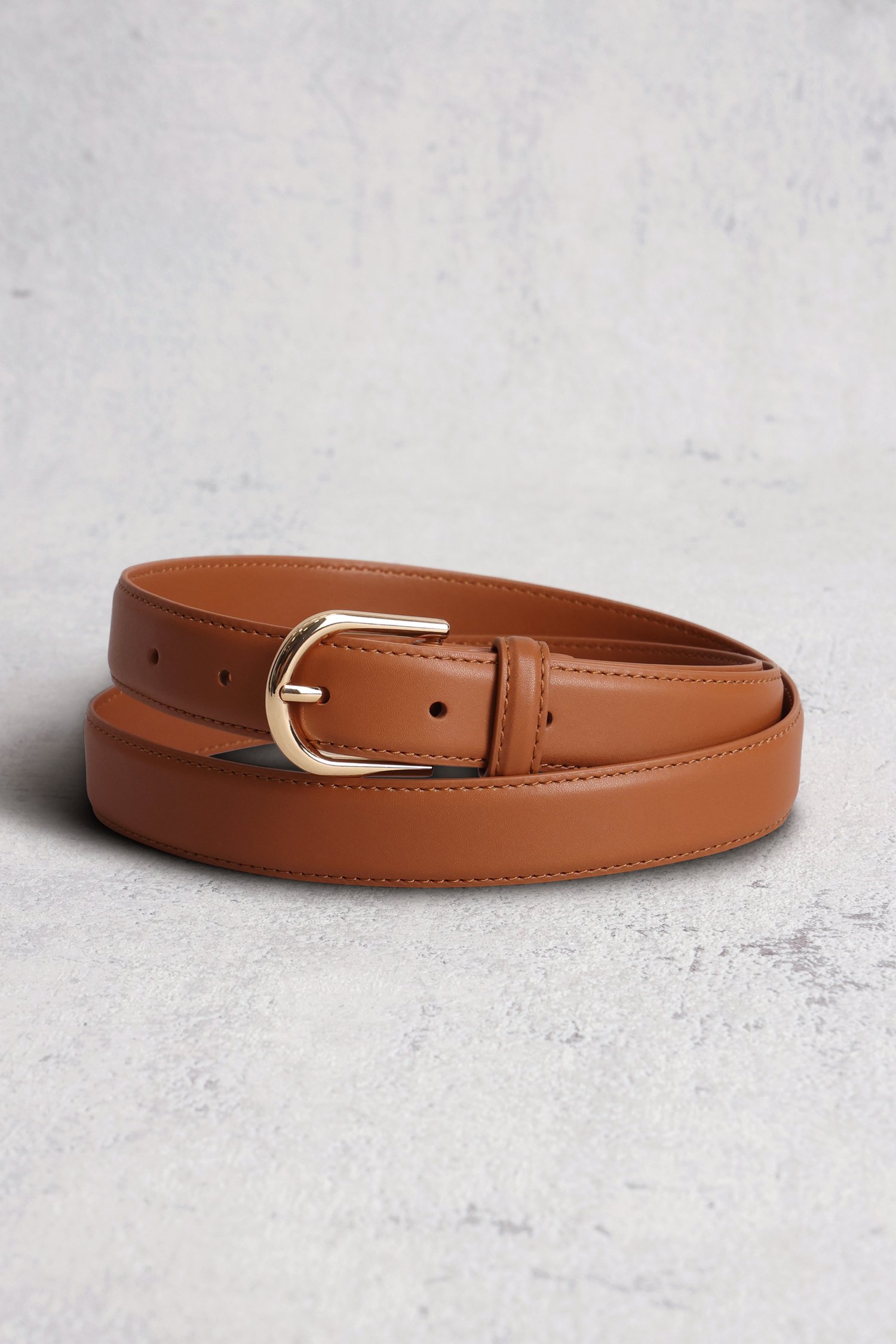 Voorkant van Fijne bruine riem met goudkleurige gesp door Liberty Island voor Dames