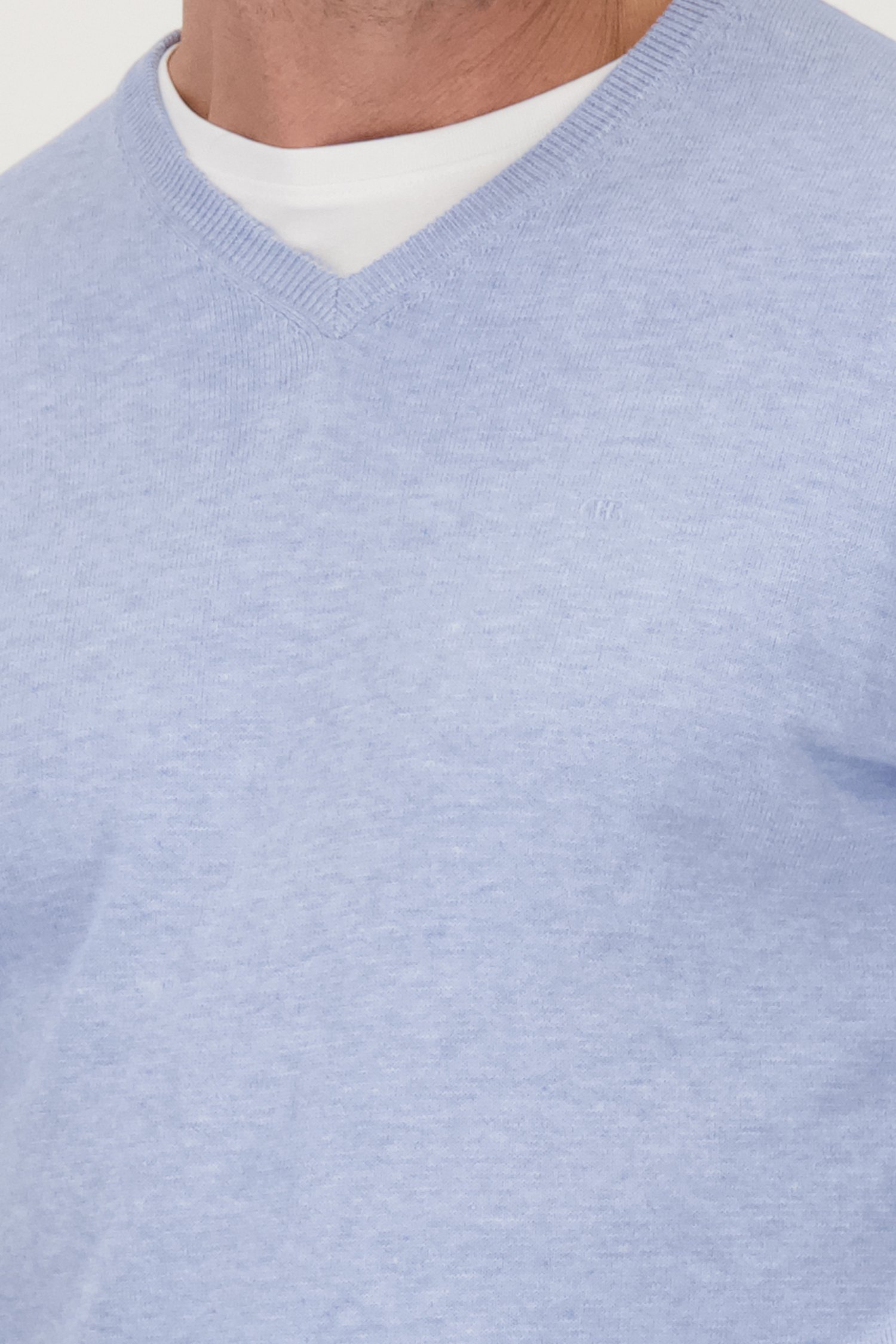 Detail van Fijne lichtblauwe trui met V-hals door Dansaert Blue voor Heren
