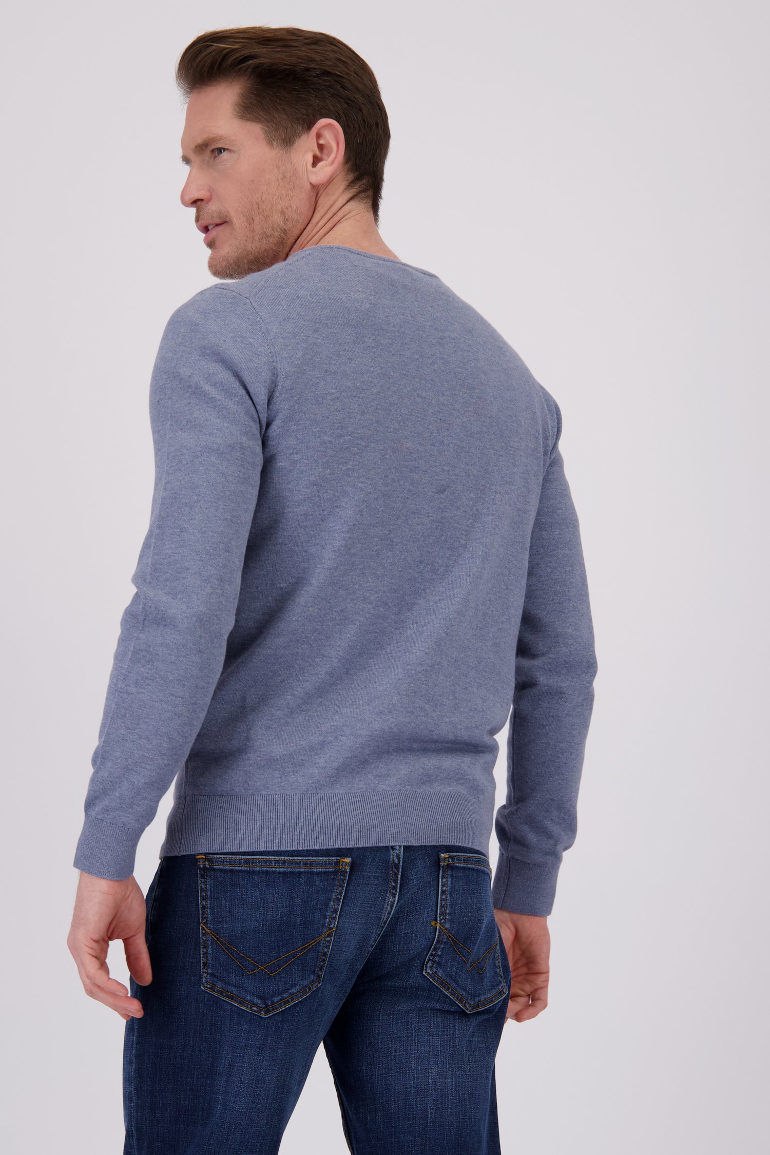 Le dos de Fin pull gris-bleu à col en V  de Dansaert Blue pour Hommes
