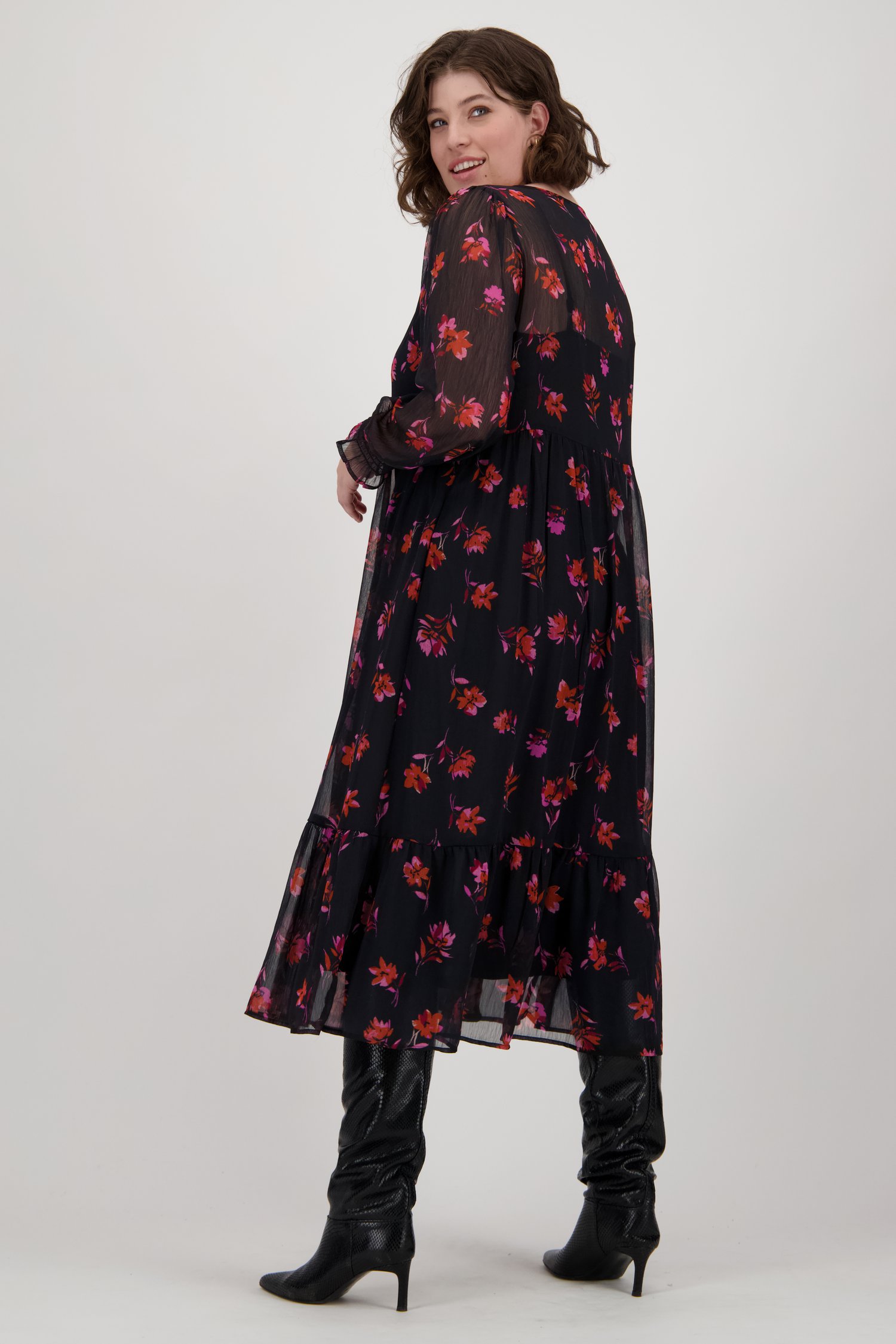 Fine robe noire à imprimé floral rose de Only Carmakoma pour Femmes